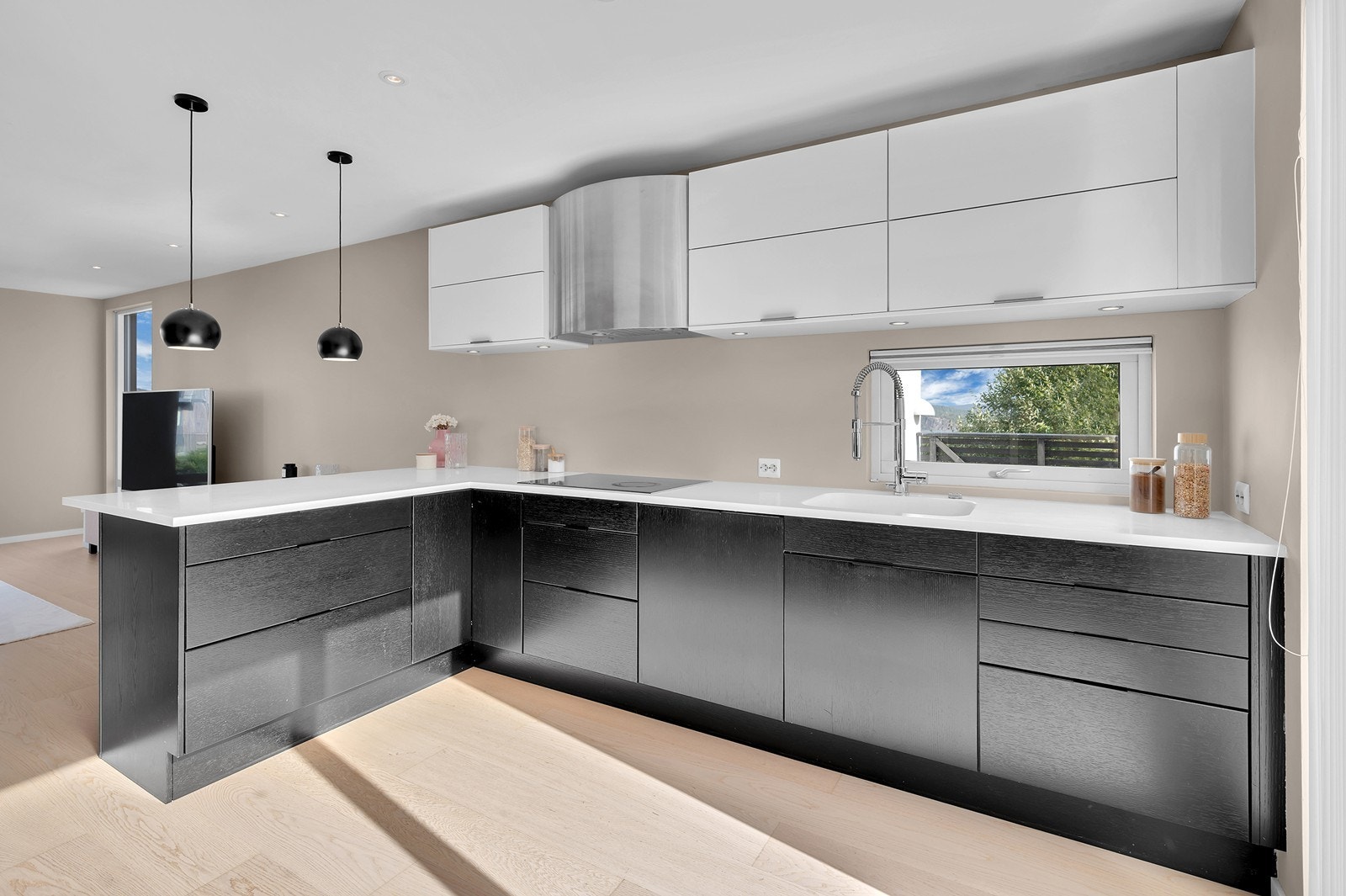 Kjøkkenet har godt med benke- og skapplass. Galleribilde