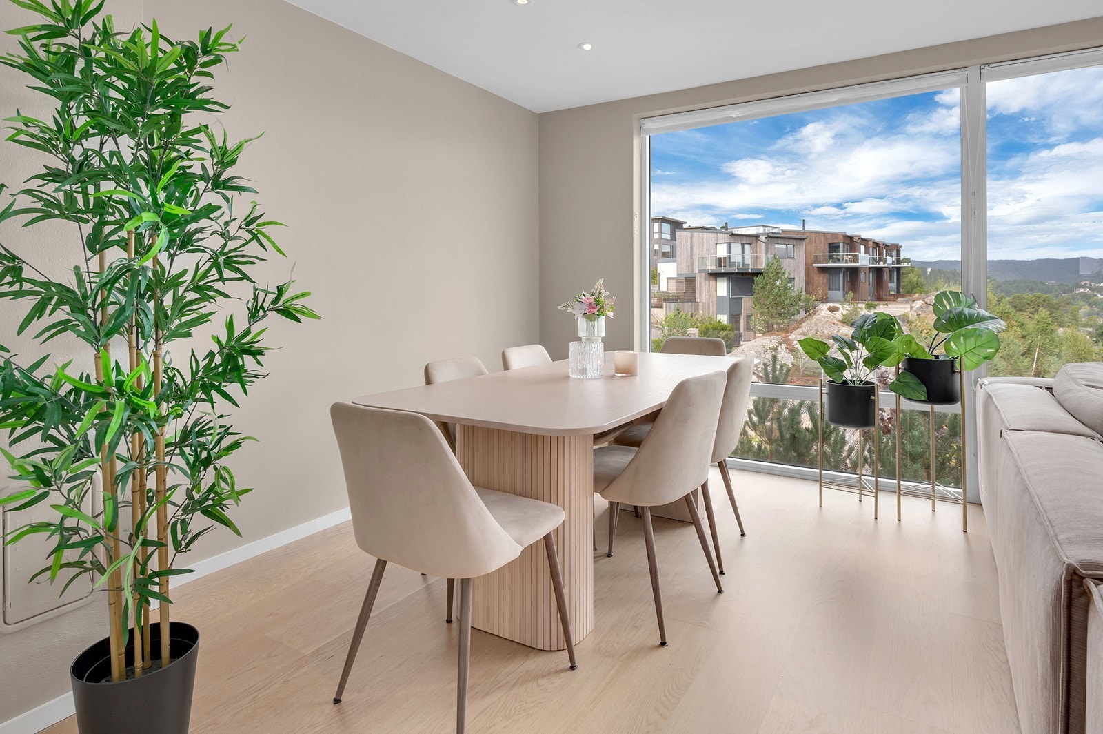 Lekkert innredet spisegruppe som lengter etter gjester. Galleribilde