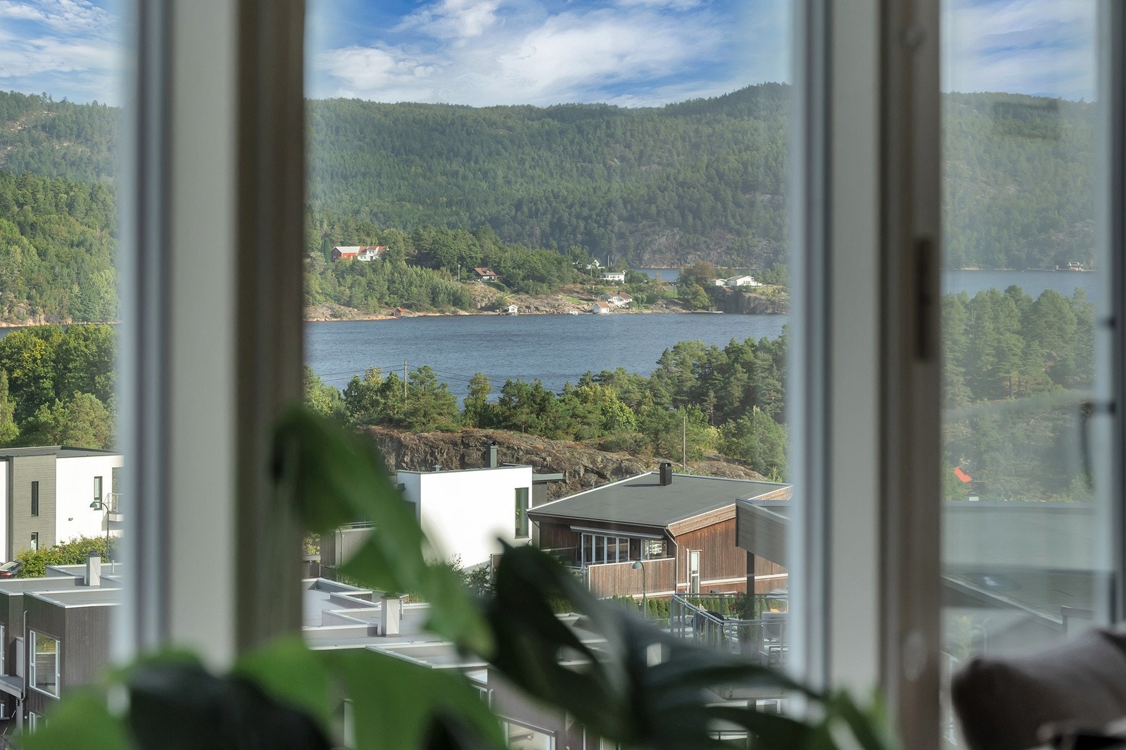 Fritt utsyn mot Justvikbukta og Topdalsfjorden. Galleribilde