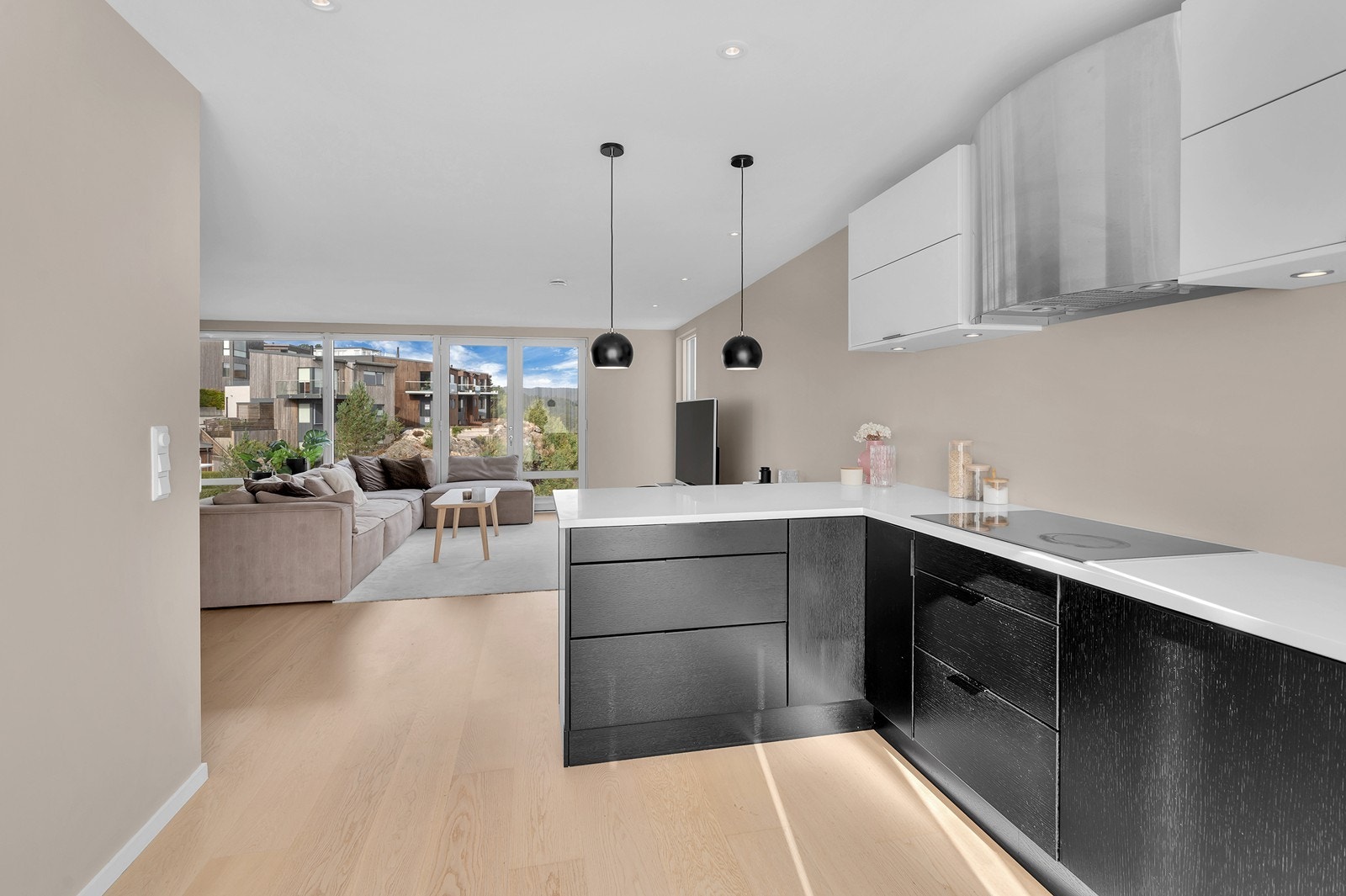 Med delvis åpen løsning mot stuen gir det en sosial atmosfære. Galleribilde