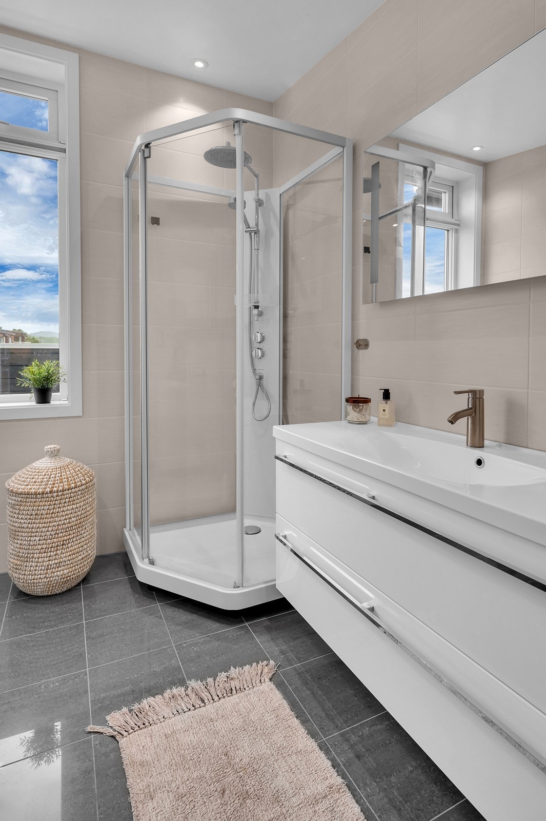 Utstyrt med vegghengt toalett, dusjkabinett og servant med skuffer. Galleribilde