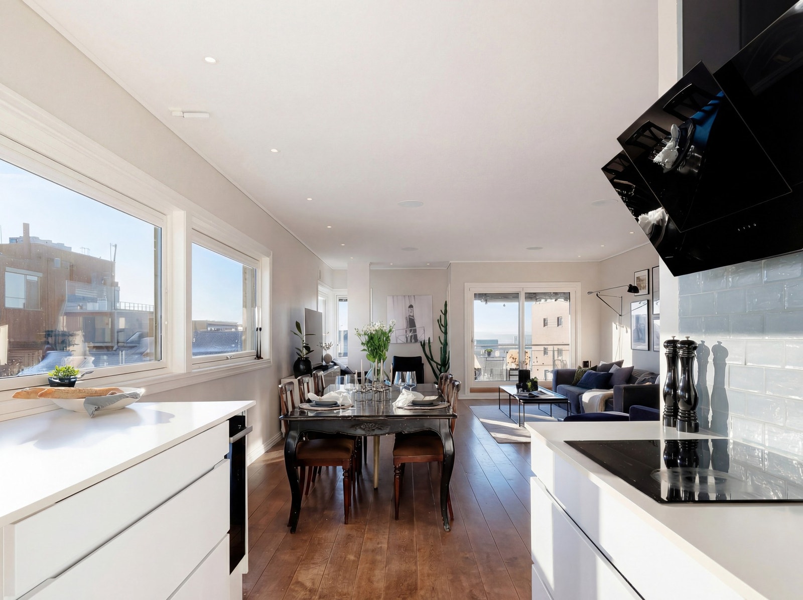 Kjøkkenet har benkeplass på begge sider samtidig som at alt er innen rekkevidde, perfekt for hobbykokken i familien. Galleribilde