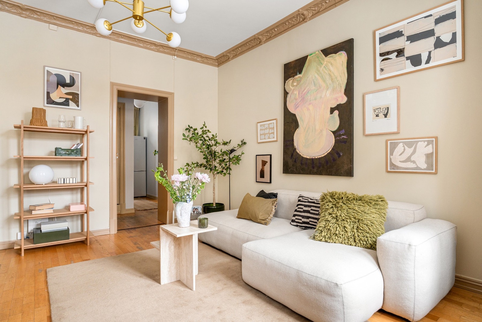 Romslig stue med god plass til sofagruppe og tilhørende møblement. Galleribilde