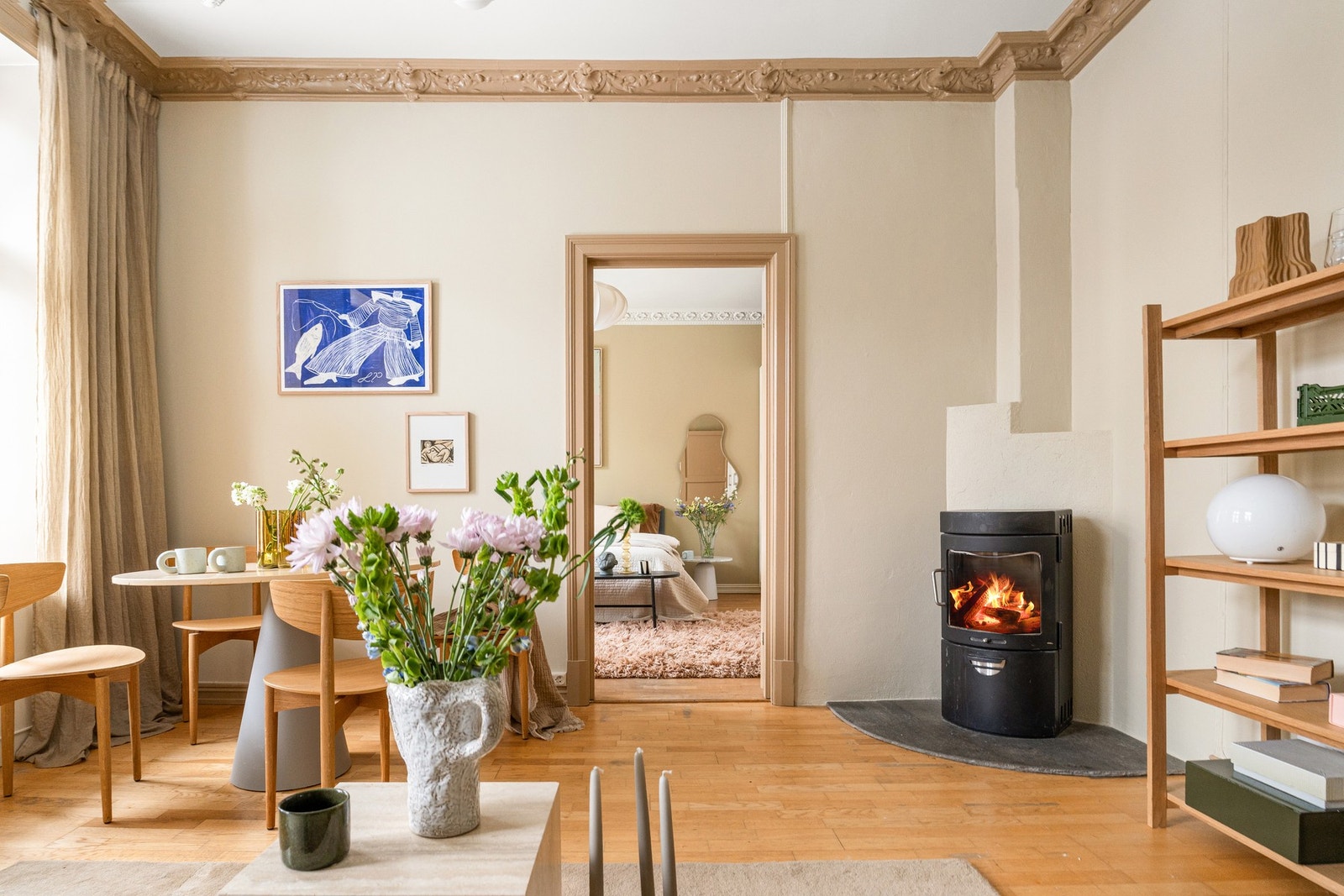 Fra stuen er det direkte tilgang til leilighetens soverom, noe som bidrar til en lys og åpen følelse. Galleribilde