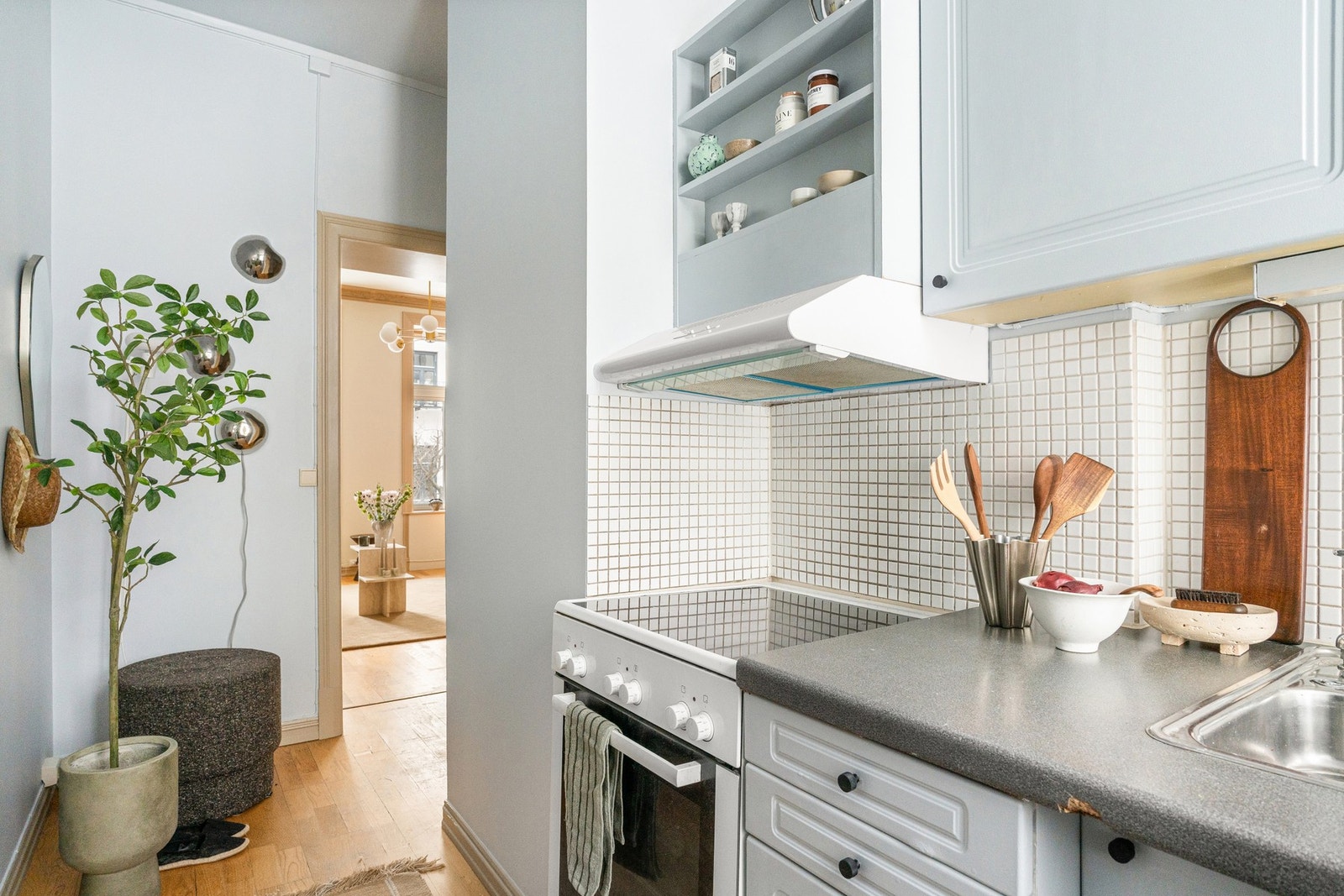 Leiligheten er gjennomgående, noe som gir gode lysforhold med rikelig naturlig lys fra både stue og kjøkken. Galleribilde