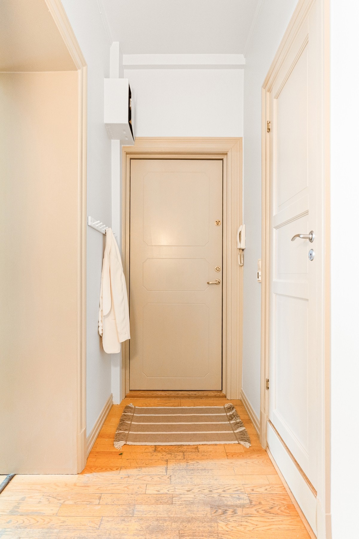 Innbydende entré som gir et godt førsteinntrykk av hva boligen har å by på. Det er gode muligheter for å henge fra seg yttertøy på knagger, samt plass til garderobeløsninger. Galleribilde