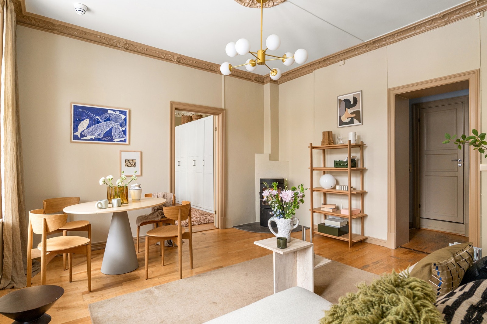 Stuen har de klassiske detaljene som stukkatur og takrosett, og er av god størrelse med plass til spisebord, perfekt for hyggelige middager. Galleribilde