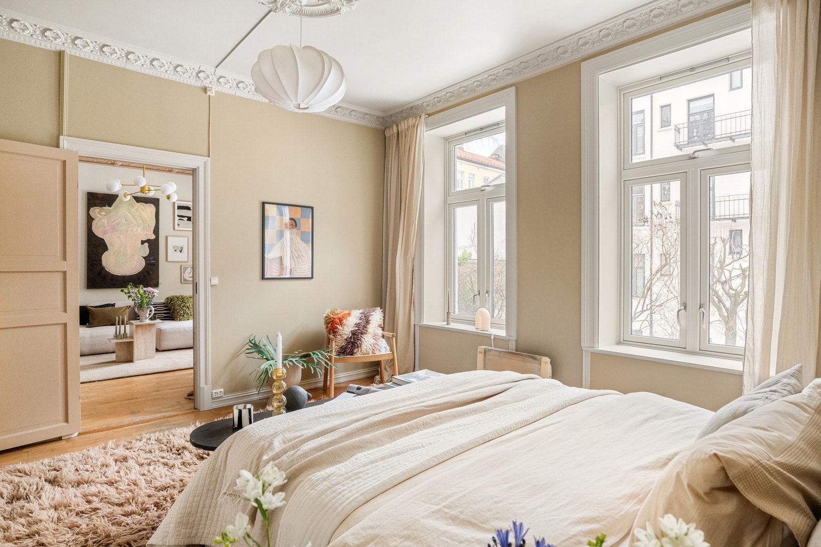 Leiligheten ligger i indre bakgård, noe som gir rolige netter og utsyn mot en hyggelig og velstelt bakgård. Galleribilde