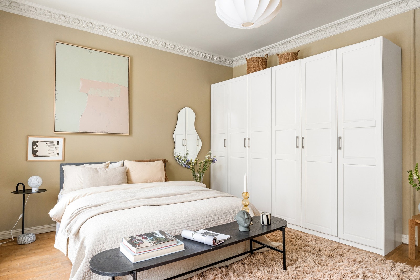 Rommet har gode oppbevaringsmuligheter i garderobeskap. Galleribilde