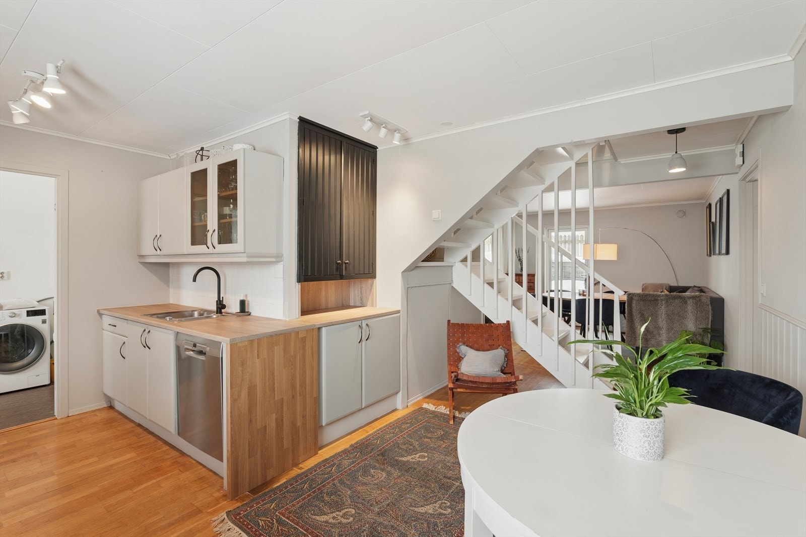 Mellom stuen og kjøkkenet ligger trappen som fører deg opp til andre etasje. Galleribilde