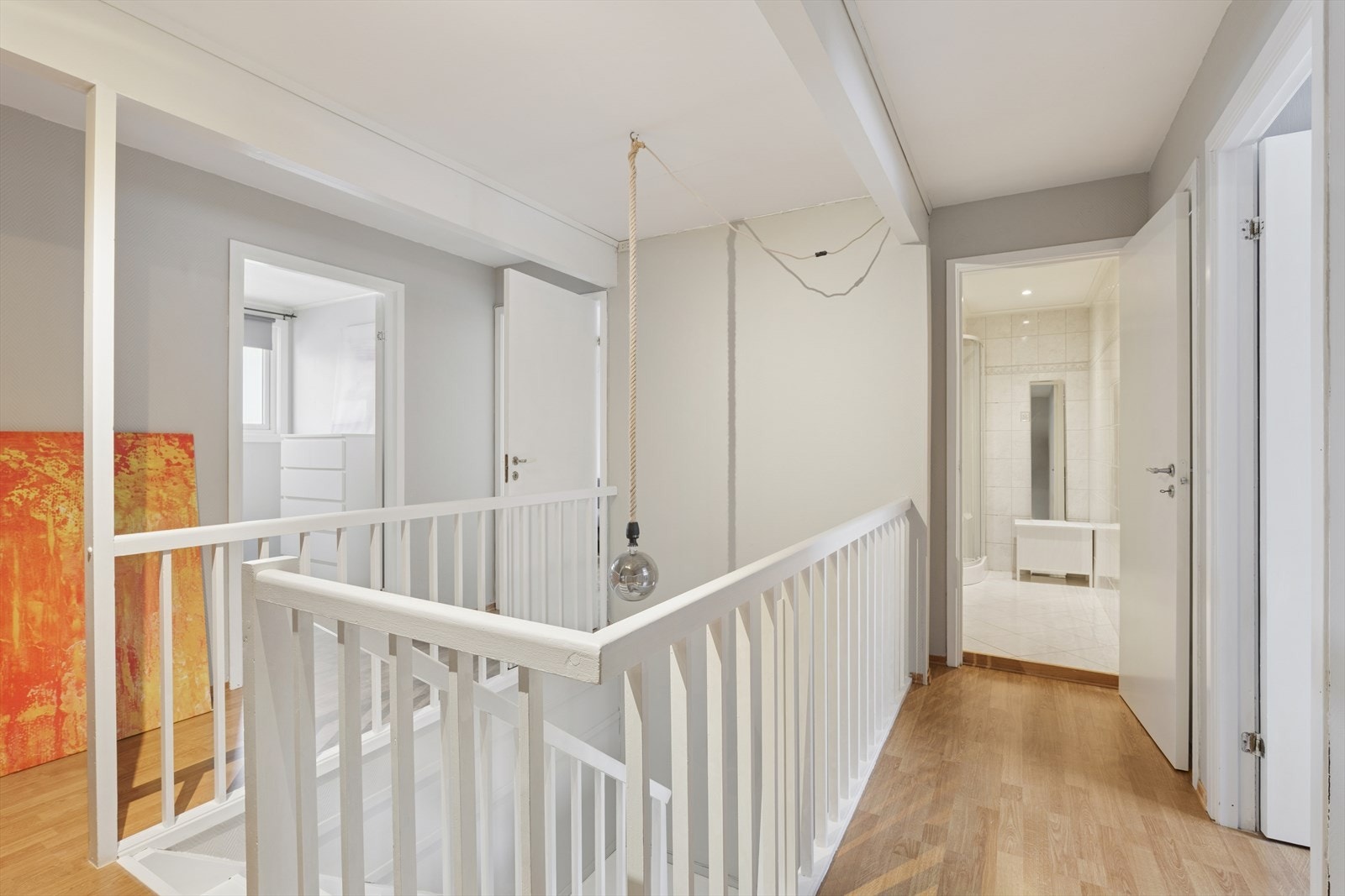 I andre etasje finner du fire romslige soverom og et bad. Galleribilde