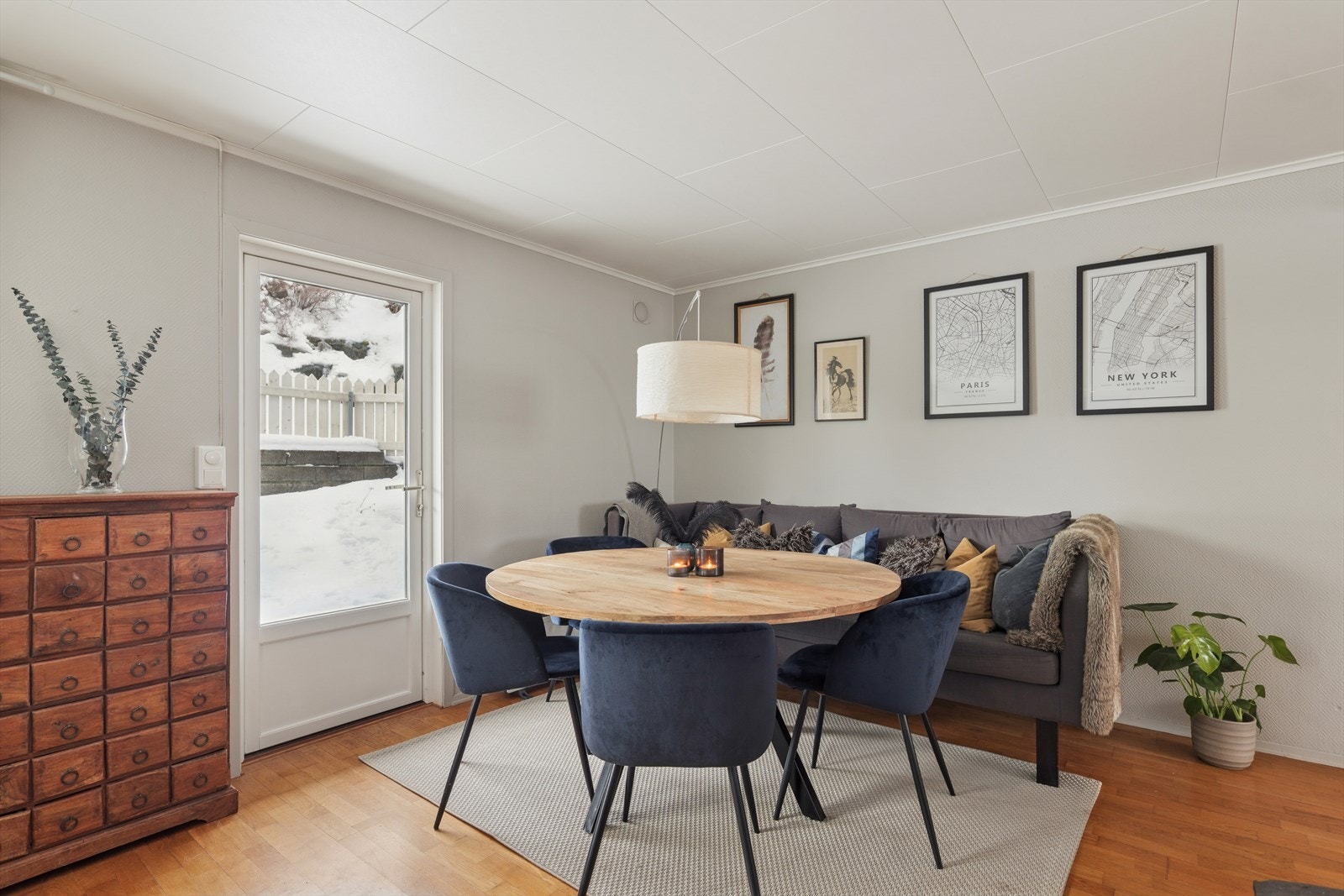 Fra stuen er det videre adkomst til en terrasse, perfekt for sosiale sammenkomster og solrike dager. Galleribilde