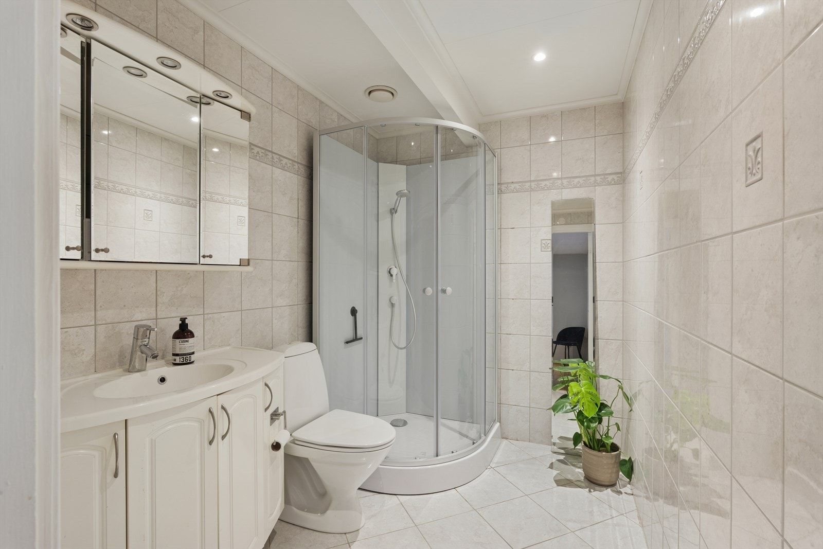 Flislagt baderom som varmes opp ved bruk av elektriske varmekabler. Galleribilde