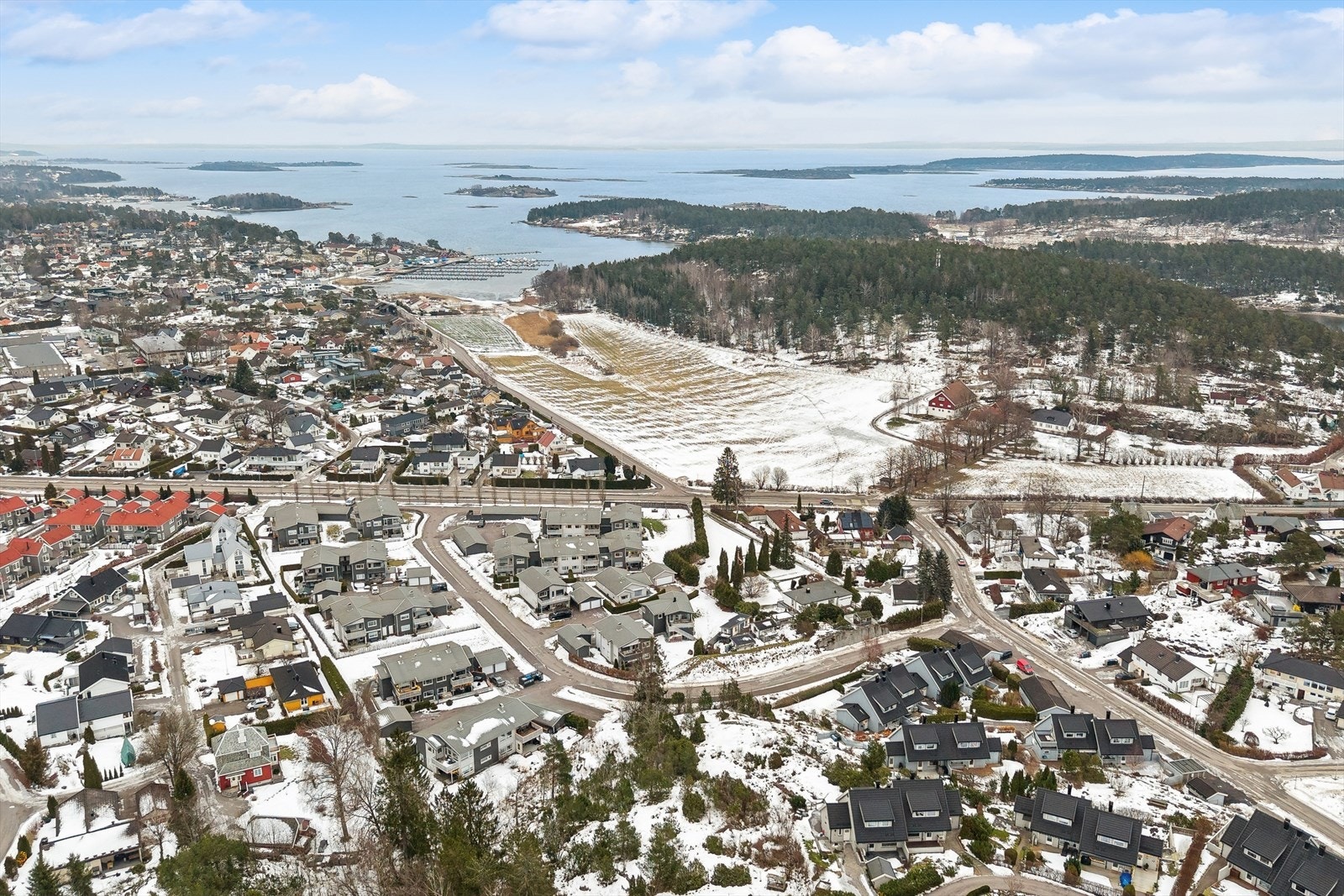 Området byr på fantastiske rekreasjonsmuligheter med kort vei til båthavn på Knarberg og Årås, samt flotte bademuligheter på Ulvetangen og Knarberg. Galleribilde