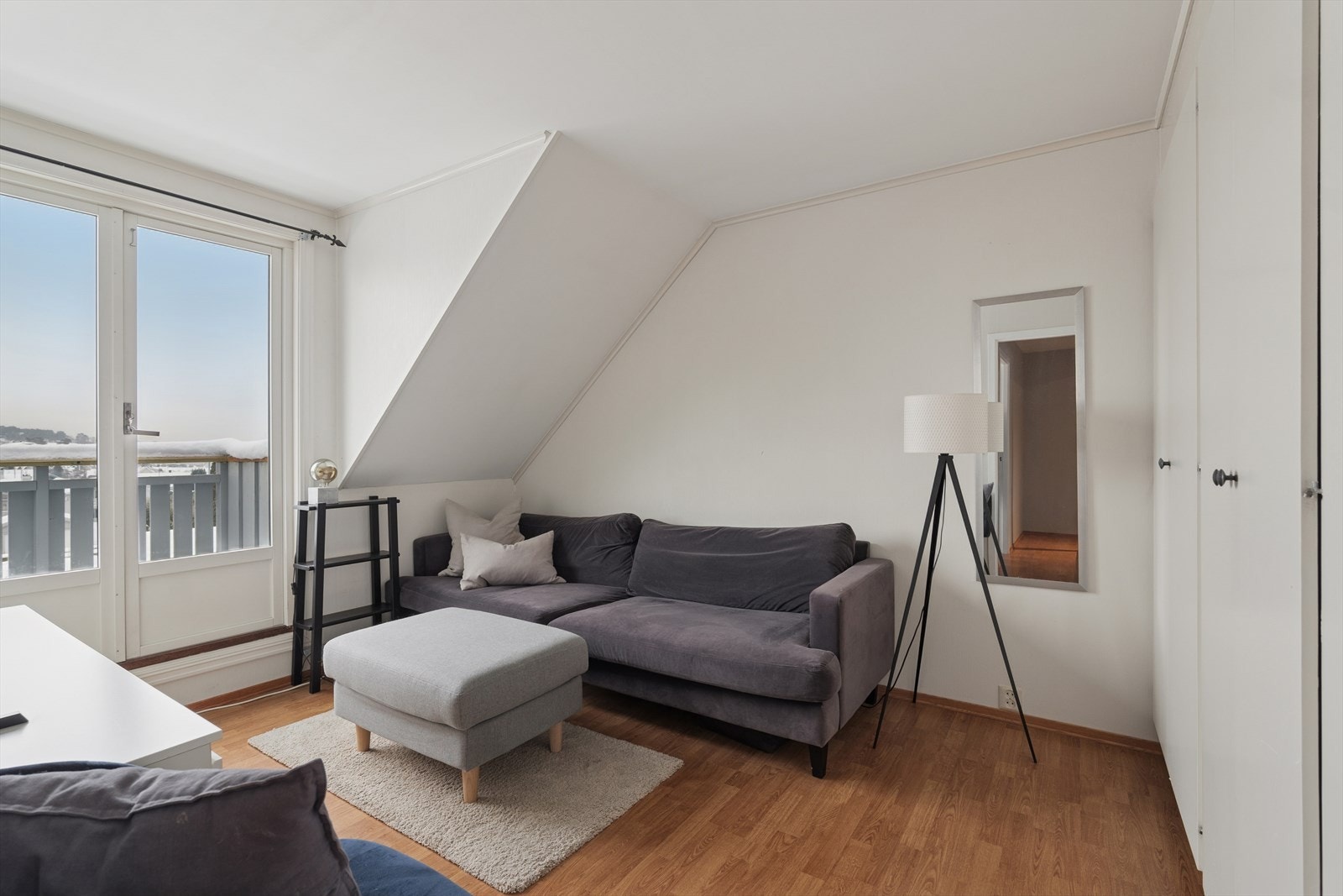 Soverom innredet som stue. Rommet har videre adkomst til en balkong. Galleribilde