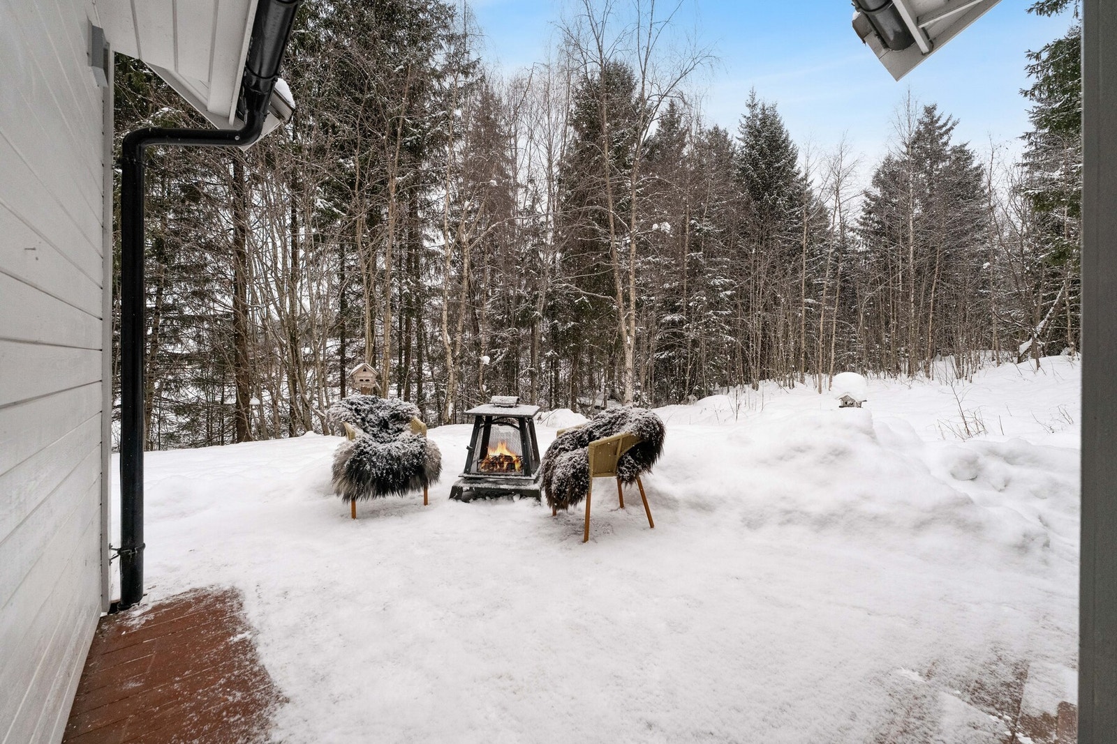 Eiendommen grenser på siden og i bakkant mot flott, Friområde. Galleribilde