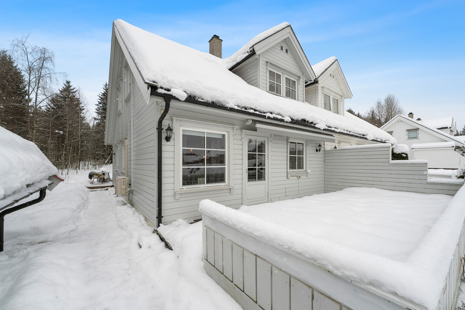 Boligen har en innholdsrik og familievennlig planløsning over to plan, og ligger i et etablert og barnevennlig område med trygge omgivelser - perfekt for familier. Galleribilde