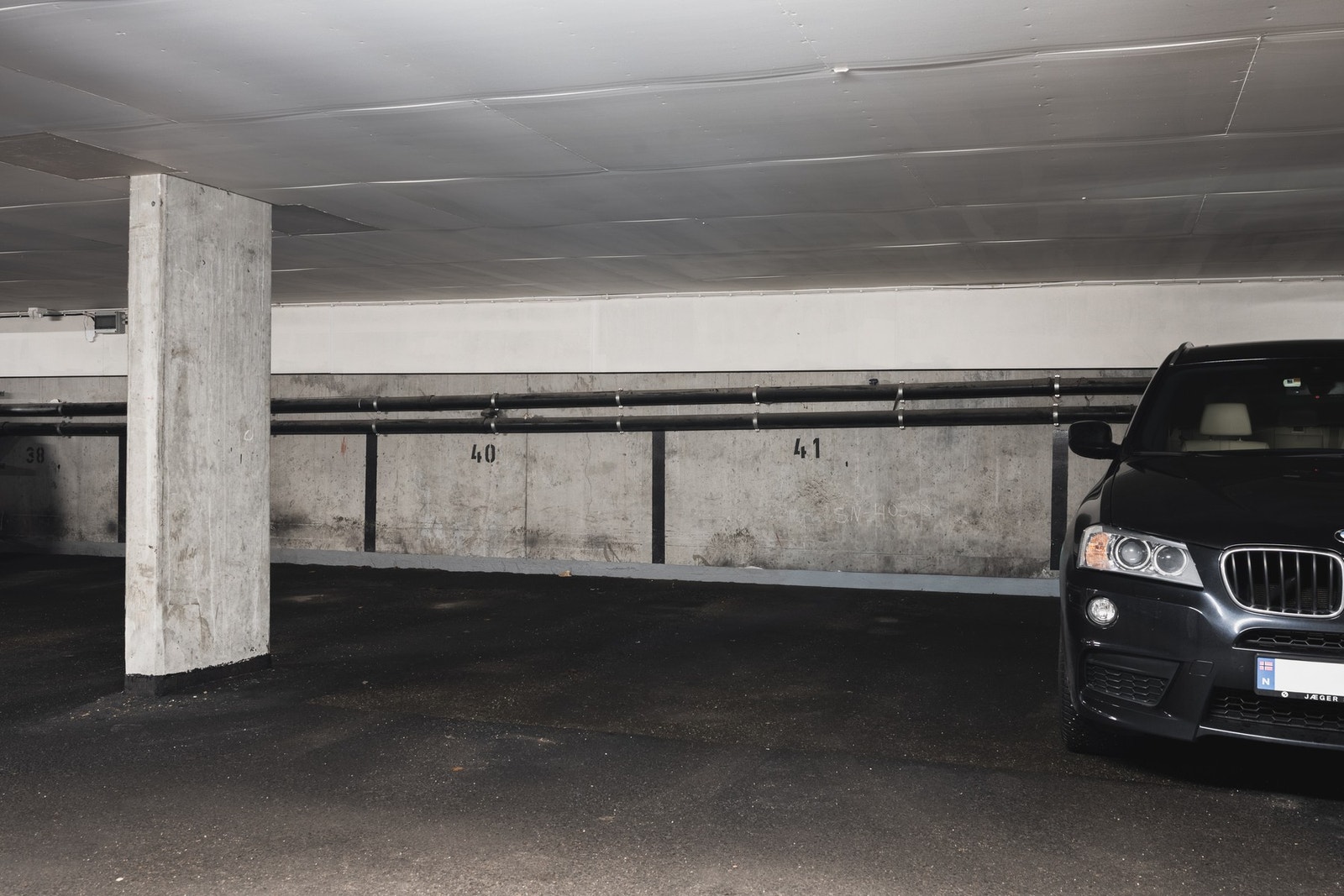 Fast garasjeplass med mulighet for installering av elbillader. Galleribilde