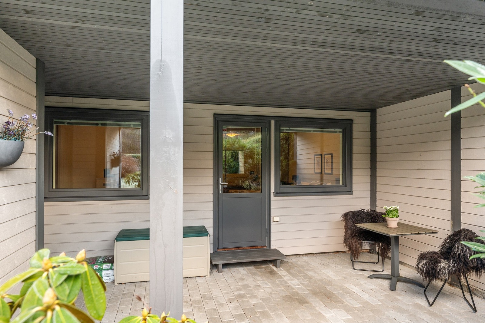 Trivelig overbygget uteplass i 1. etasje. Galleribilde