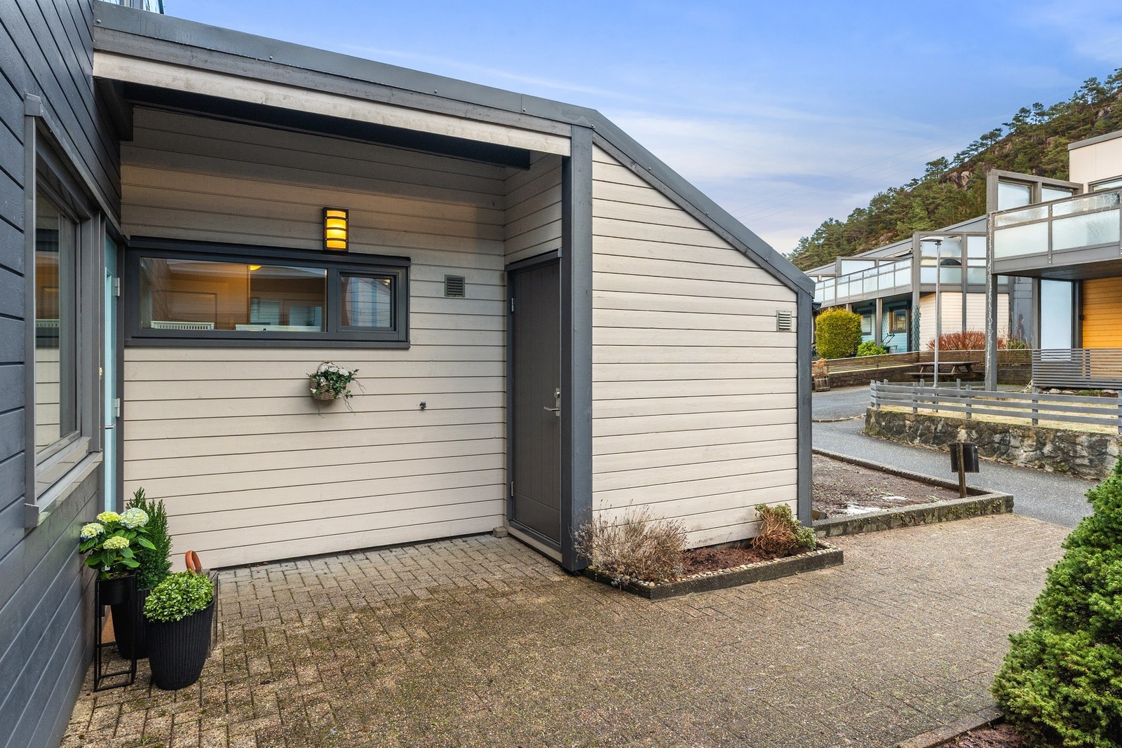 Ved inngangspartiet har man en utvendig bod på 7 m². Galleribilde