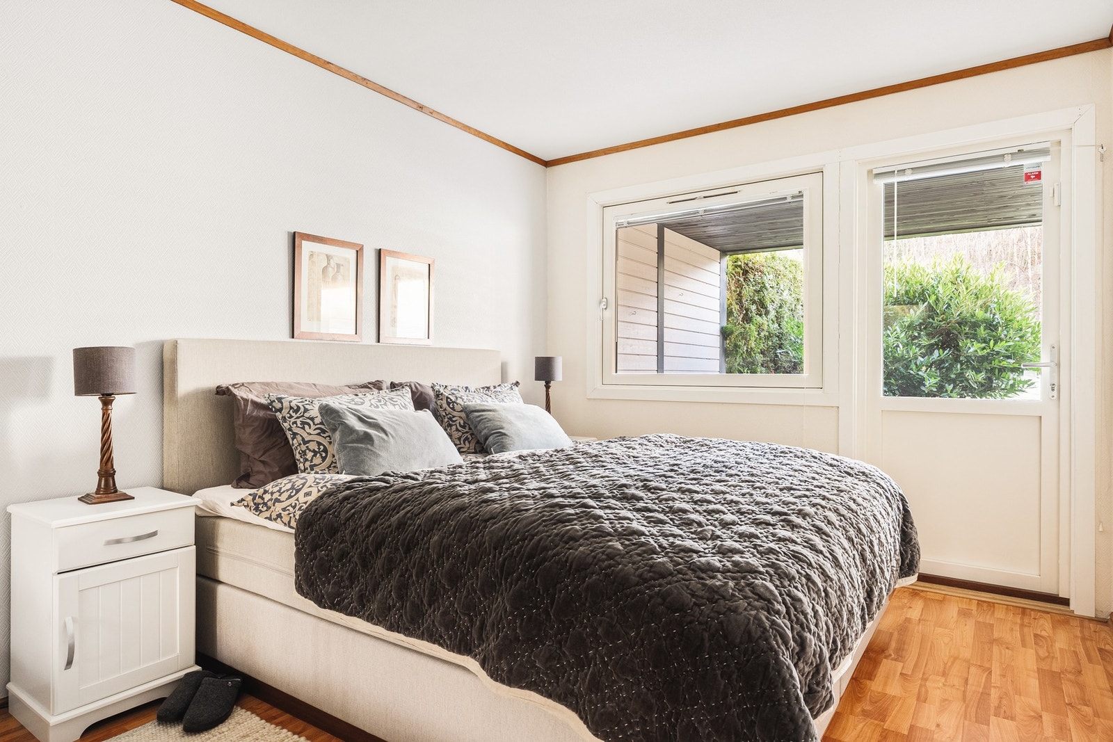 Fra soverommet er det utgang til uteplass og hage. Galleribilde