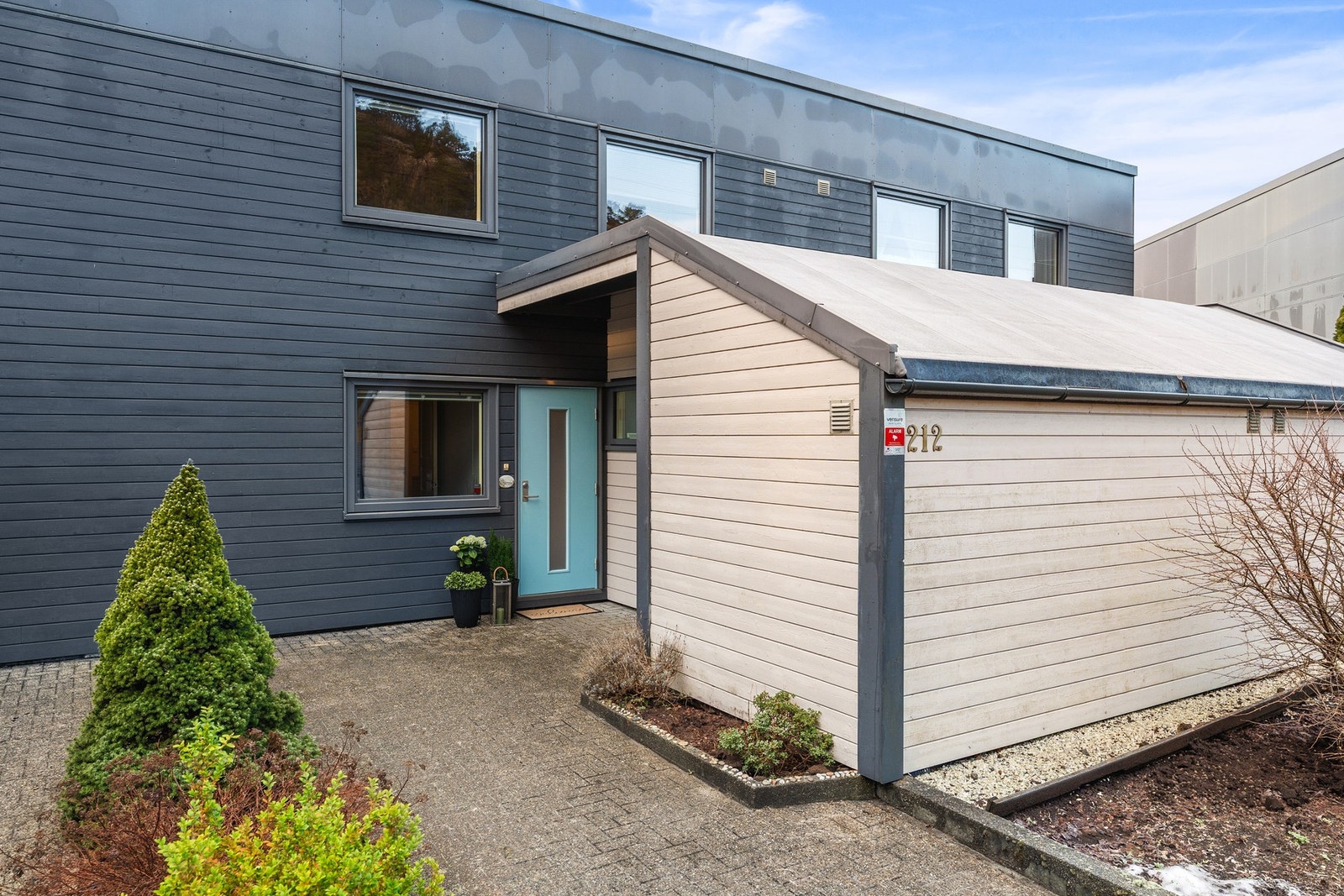 Boligen har et trivelig inngangsparti. Galleribilde