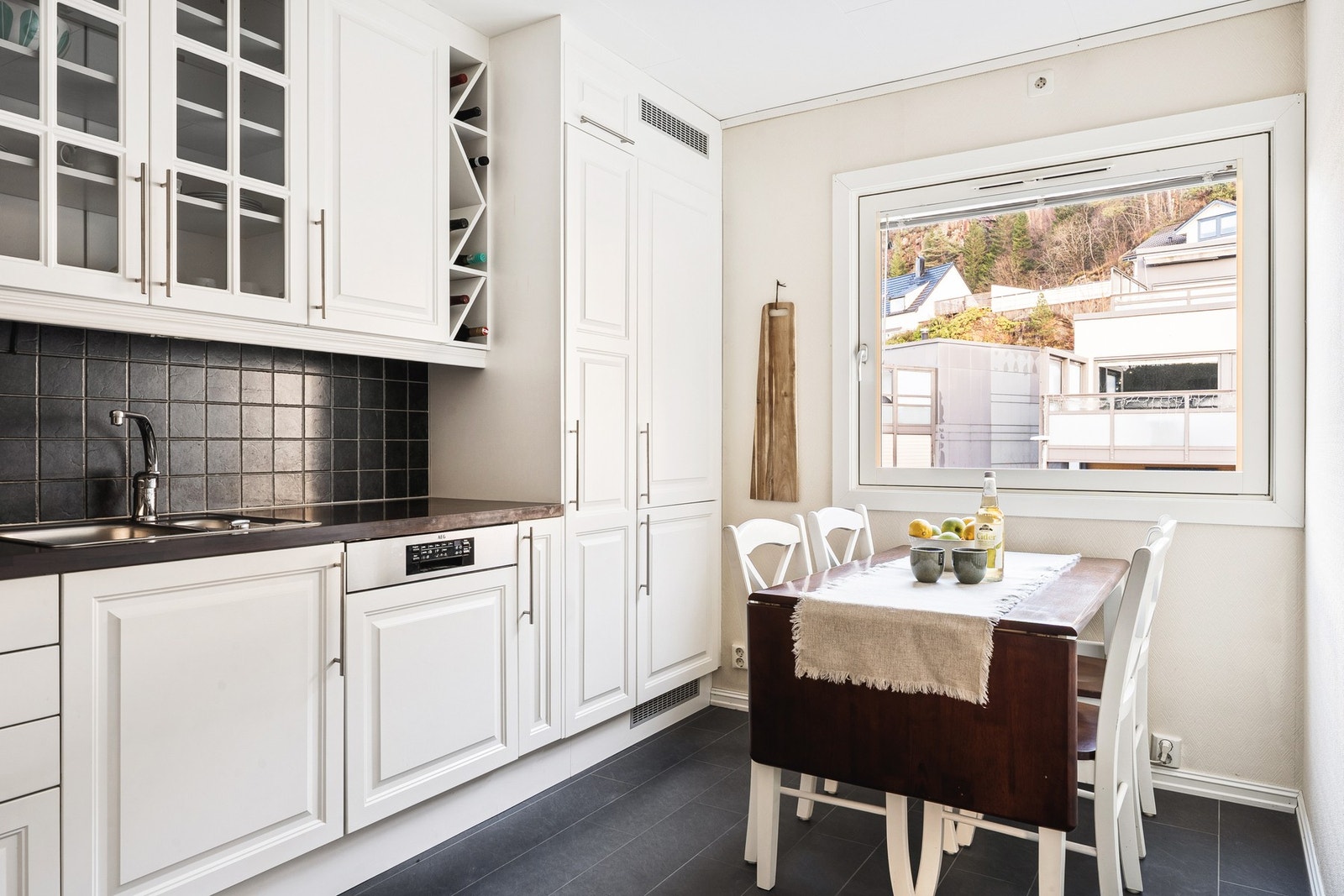 Det er god skap- og benkeplass på kjøkkenet. Galleribilde