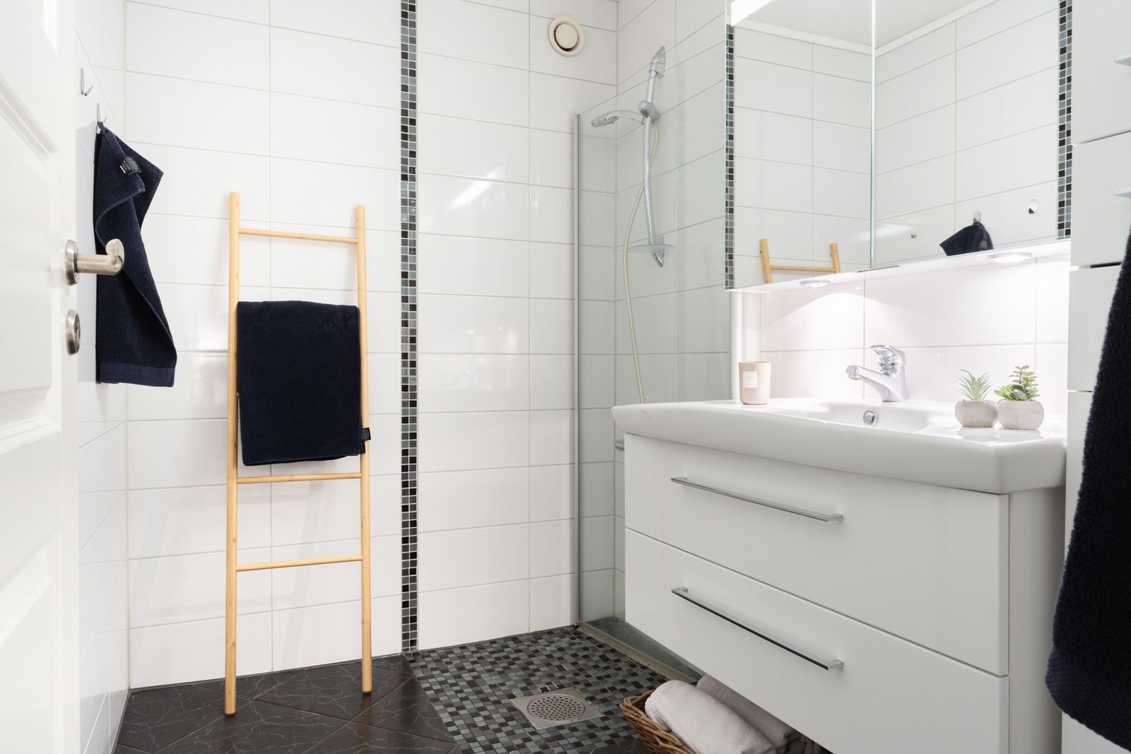 Fint helfliset bad med varme i gulv. Galleribilde