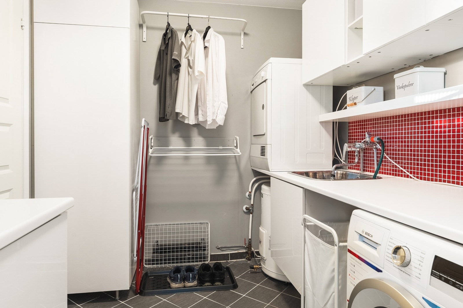 Rommet er praktisk innredet og har opplegg for vaskemaskin og stålvask. Galleribilde