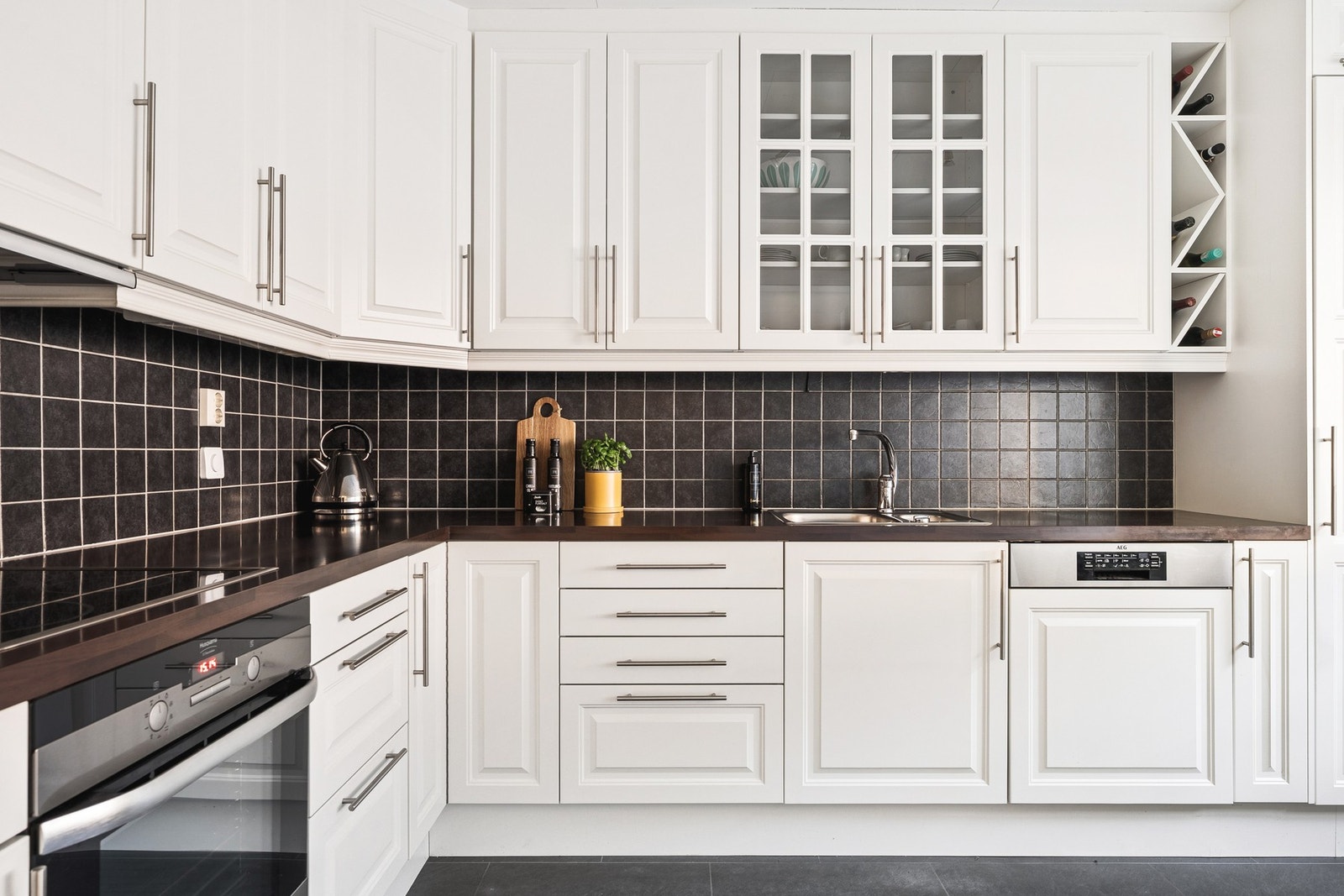 På kjøkkenet er det integrert komfyr med stekeovn, oppvaskmaskin og kjøl/fryseskap. Galleribilde