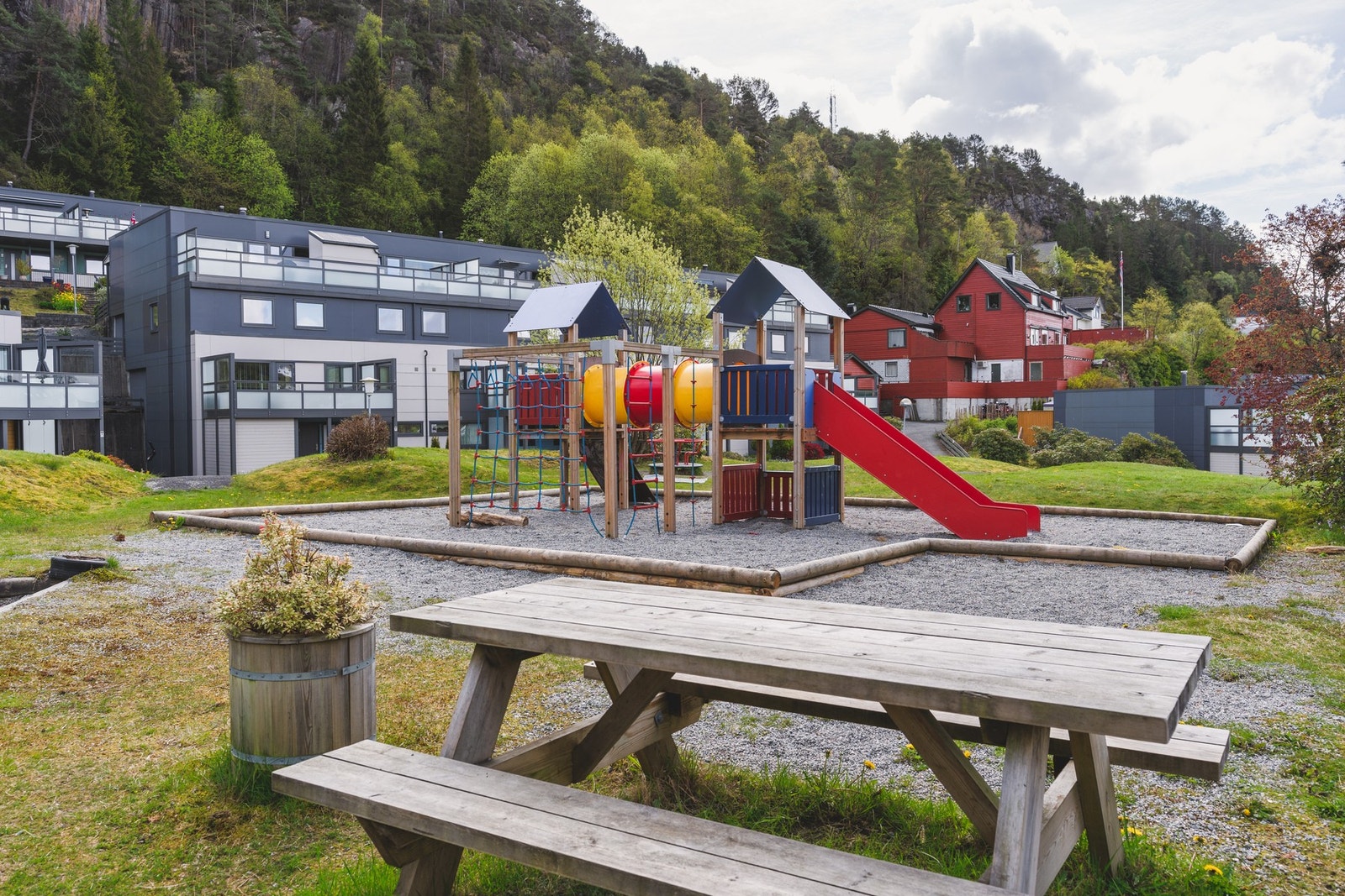 Borettslagets tomt er pent opparbeidet med grøntområder og lekeplass. Galleribilde