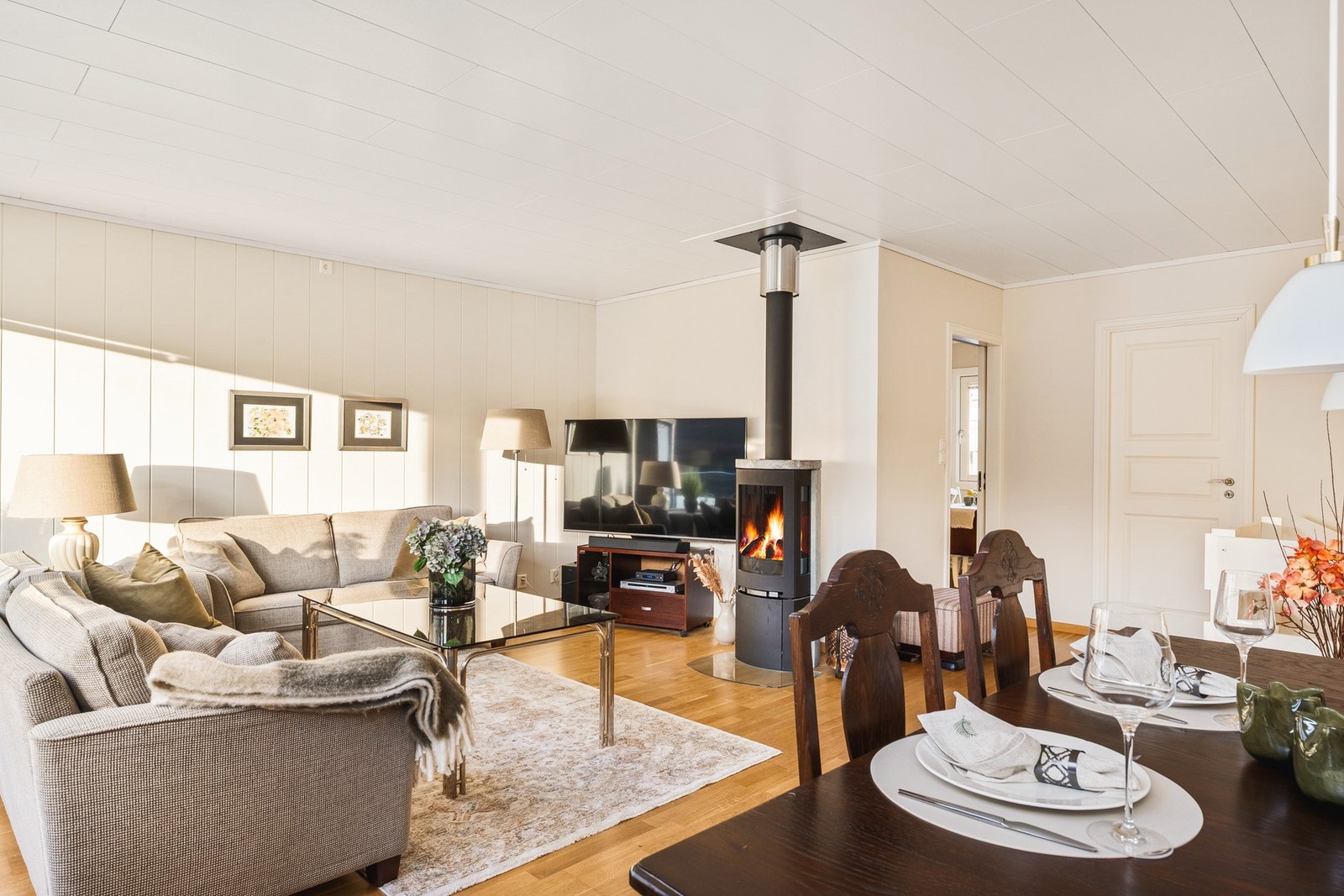 Stuen har en praktisk utforming som gjør den lett å møblere etter eget ønske. Galleribilde