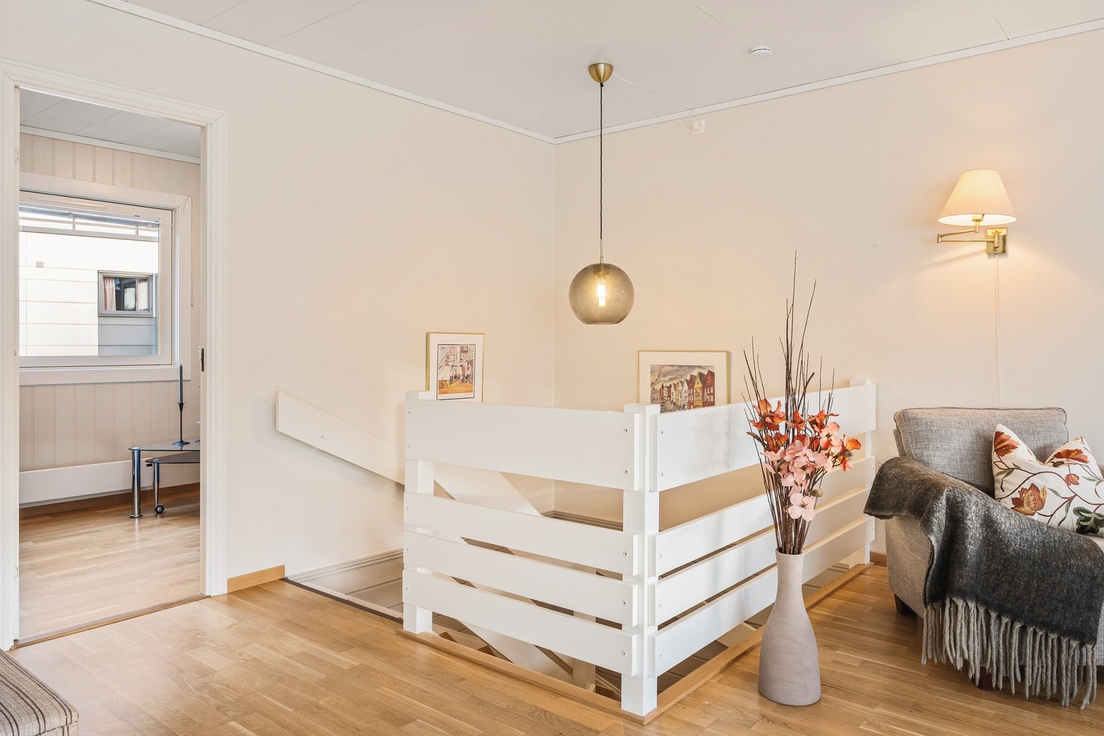 Vi beveger oss ned i 1. etasje. Galleribilde