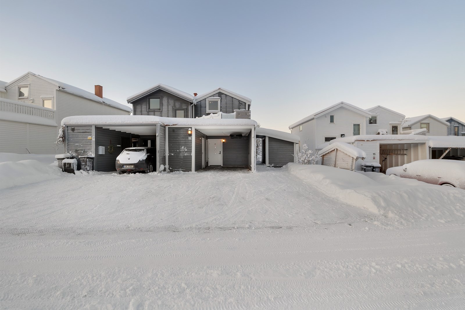 Parkering i carport og foran denne Galleribilde
