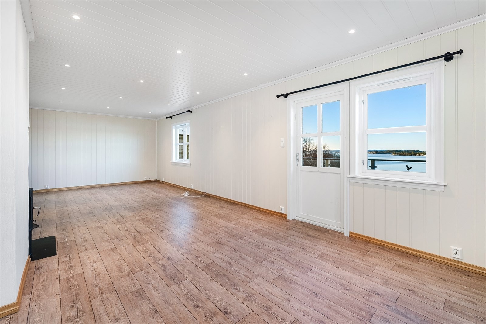 Romslig stue med vedovn og utgang til terrasse. Galleribilde