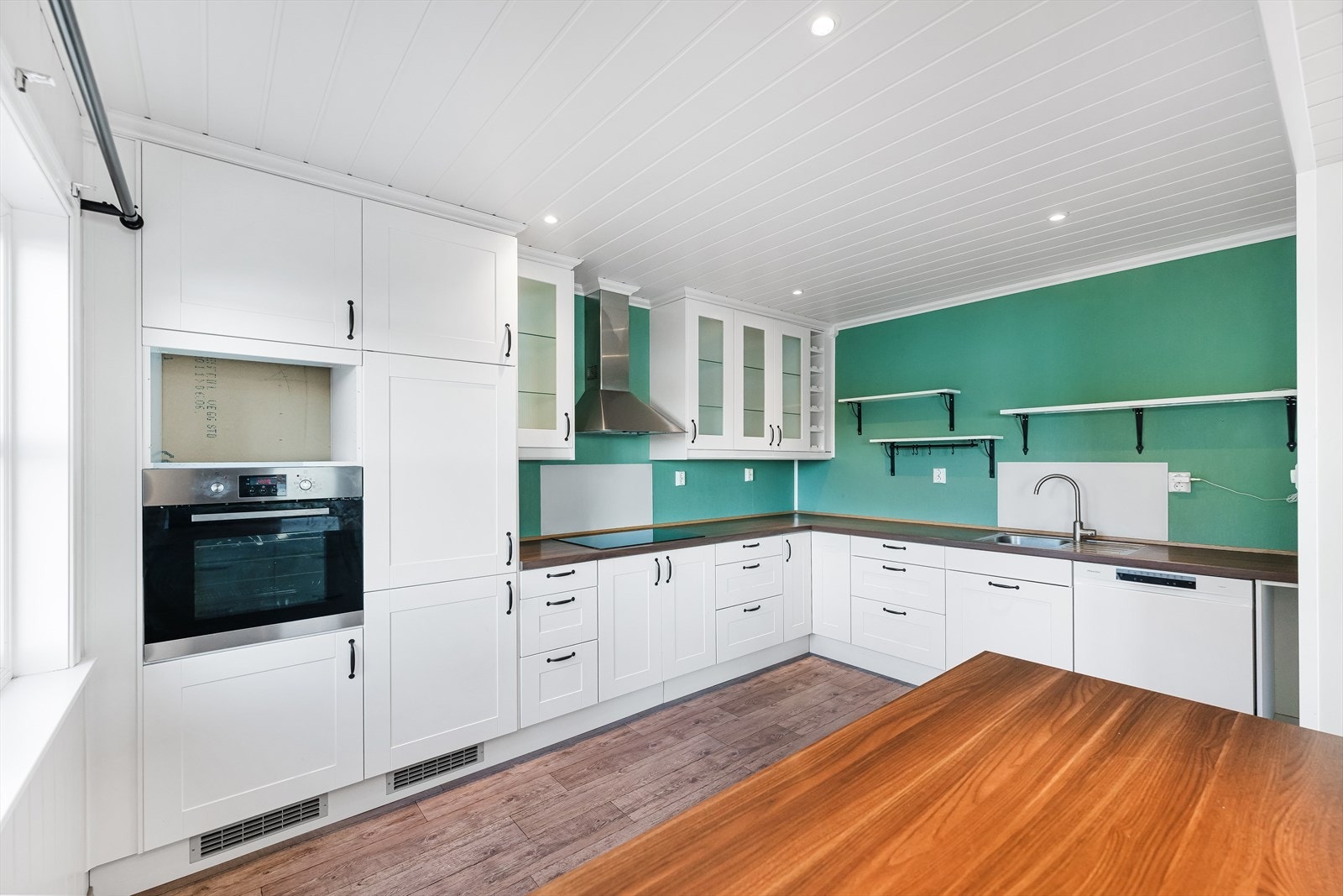 Hvitevarer som er på kjøkkenet medfølger salget. Galleribilde