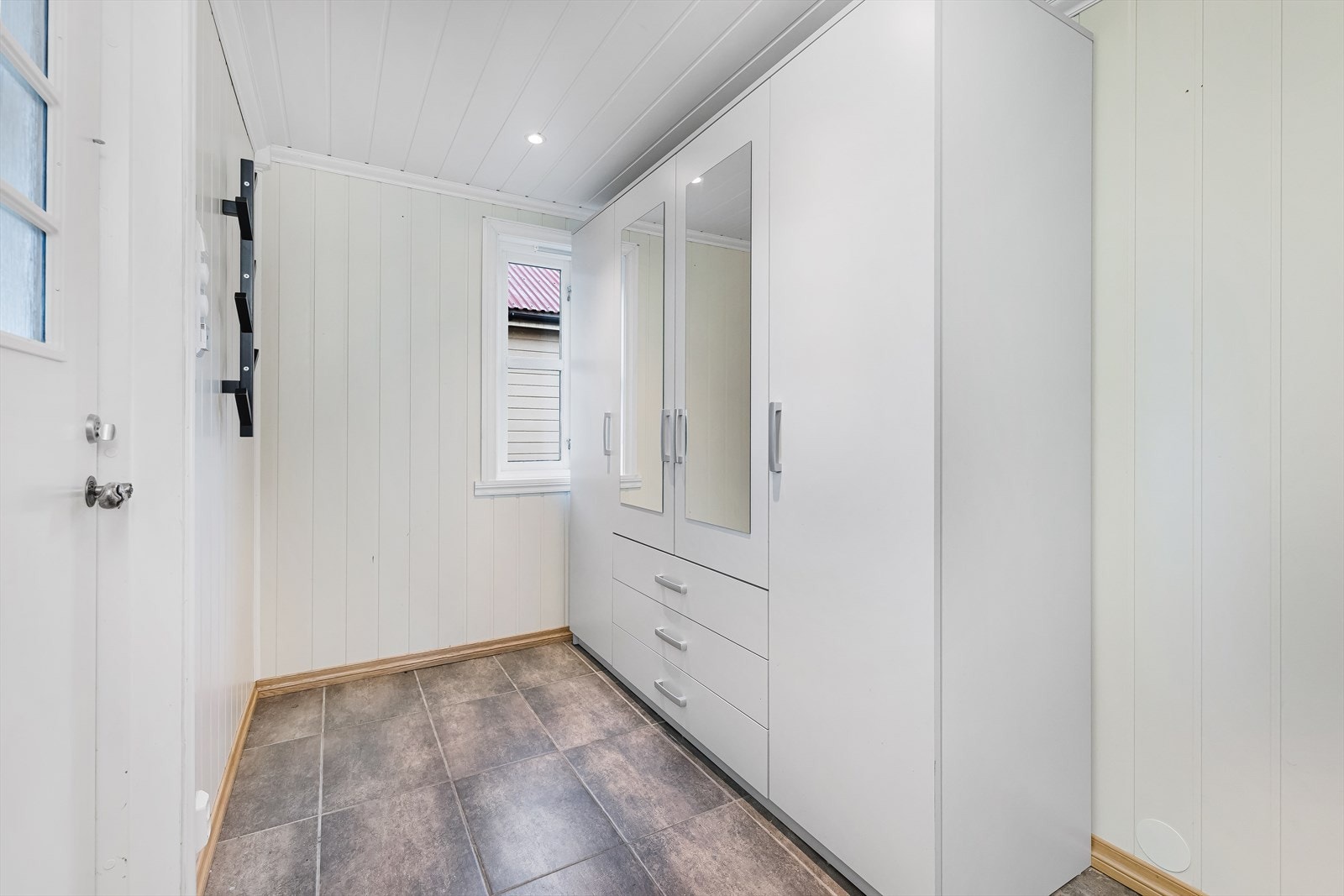 Entrè/gang med garderobeskap. Galleribilde