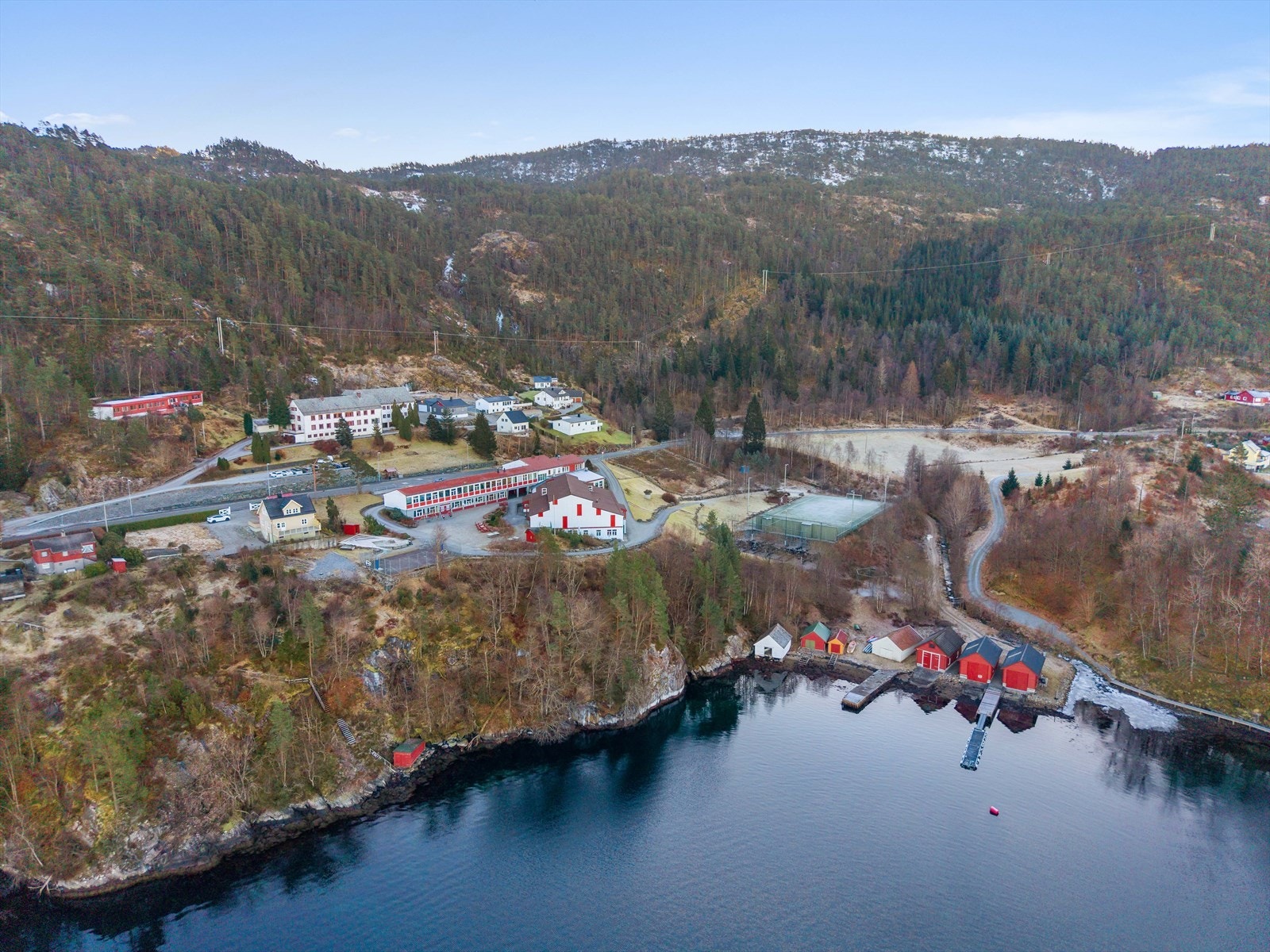Boligen ligger sentralt til ved Masfjordnes, med både nærbutikk, skole og barnehage i umiddelbar nærhet. Galleribilde