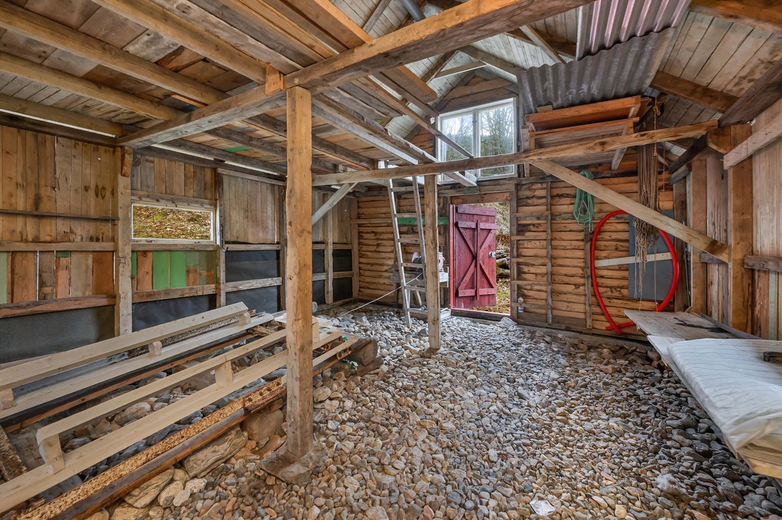 Innvendig naust med hjemmesnekret båtopptrekk. Galleribilde