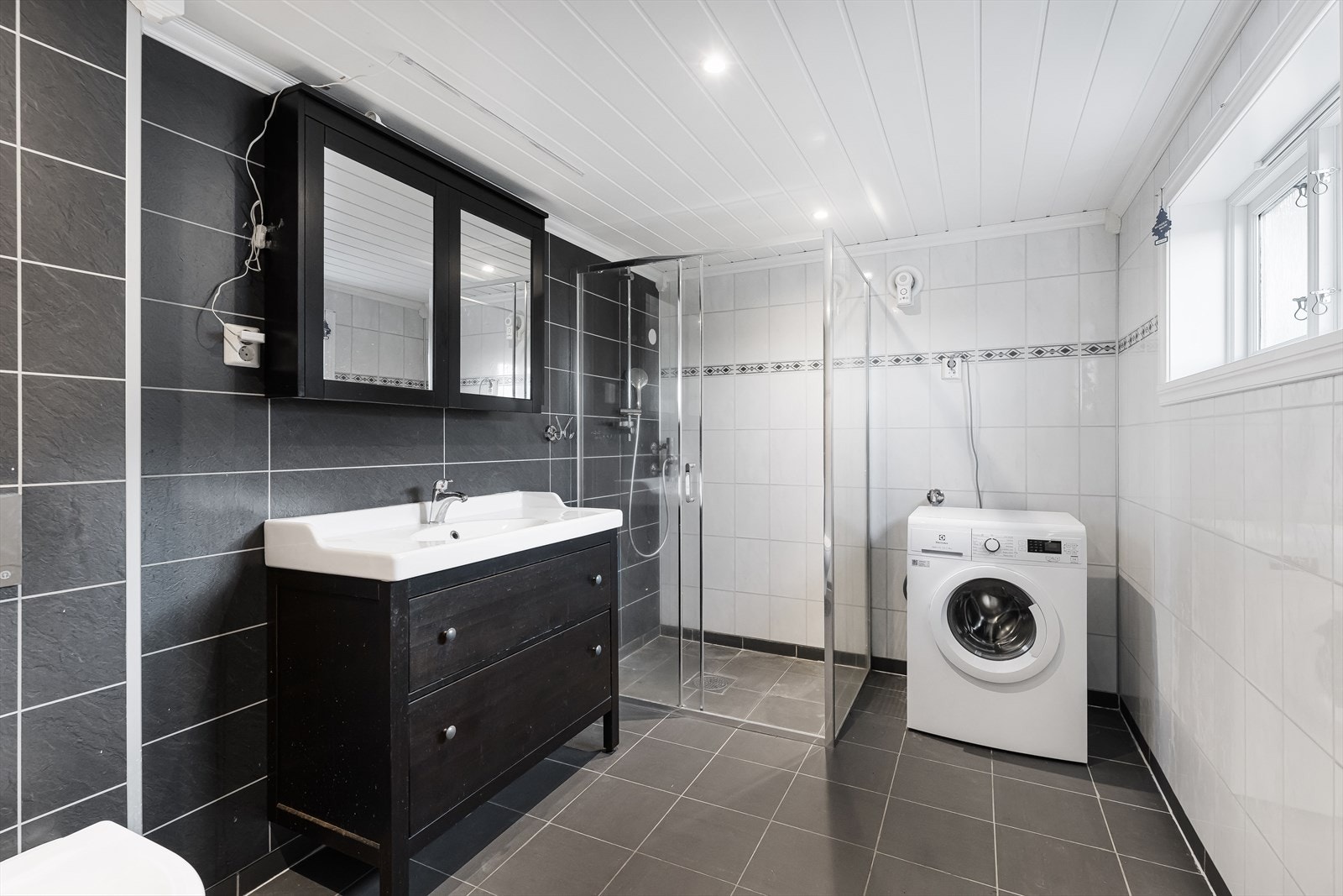 Moderne bad, oppgradert i perioden 2013-2015. Fliser på gulv og baderomsplater på veggene. Galleribilde