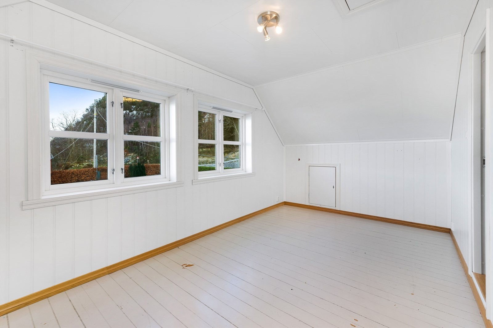 Lagring i kneveggene. Galleribilde