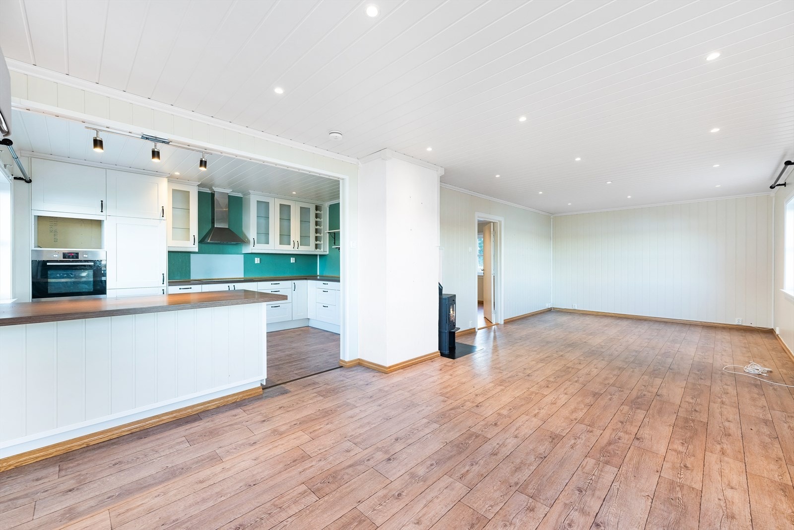 Kjøkken og stue, hvor det i følge selger er gjort moderniseringer i perioden 2014-2015. Galleribilde