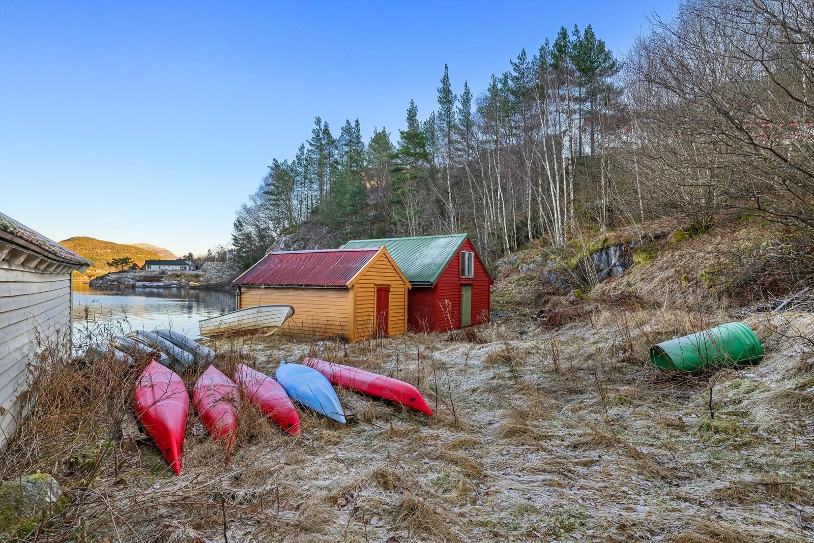 Området rundt naustene er eid av Masfjorden kommune. Galleribilde