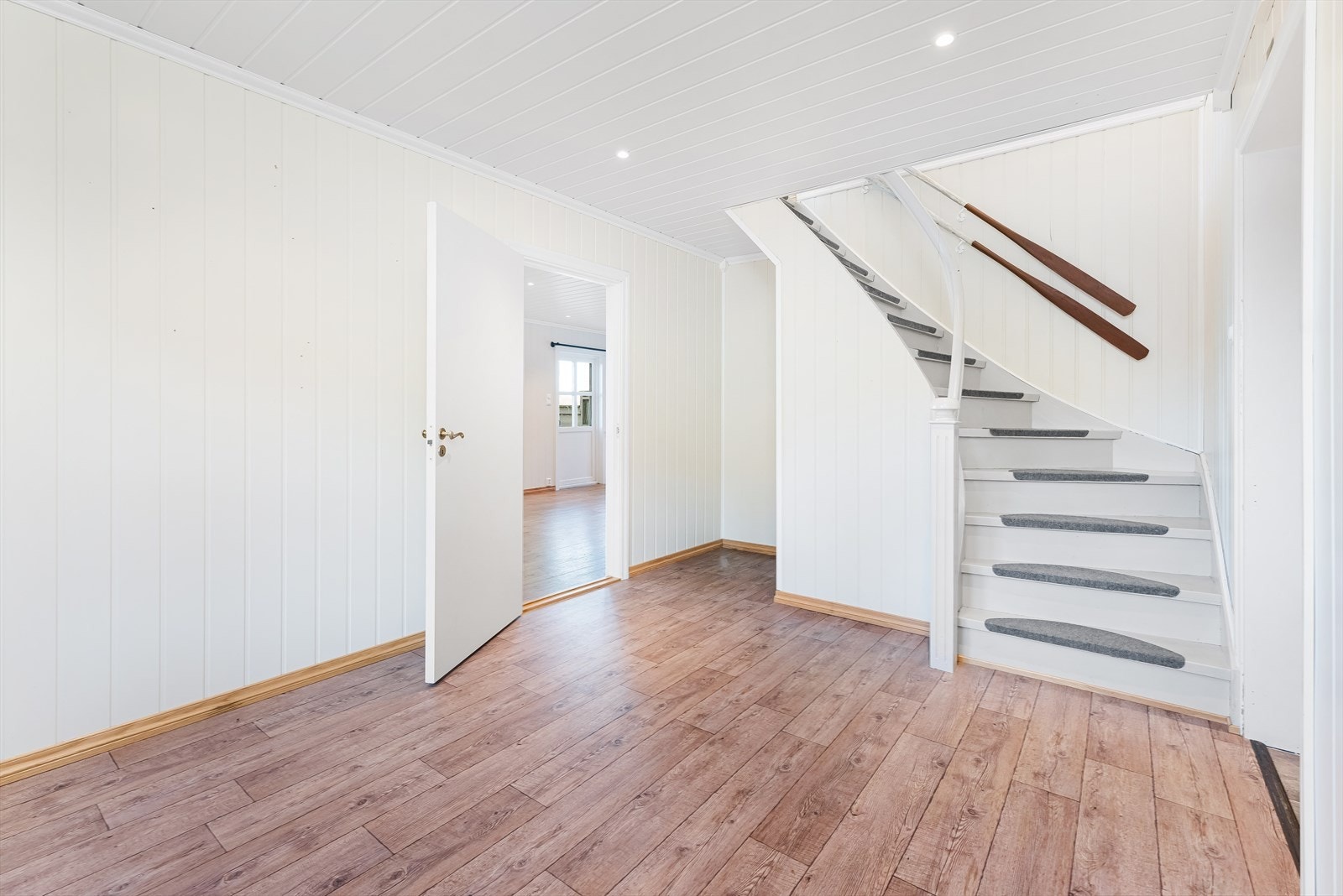 Romslig trappehall på hovedplanet. Her kommer man seg både ned til kjelleren og opp til loftet hvor soverommene er. Galleribilde