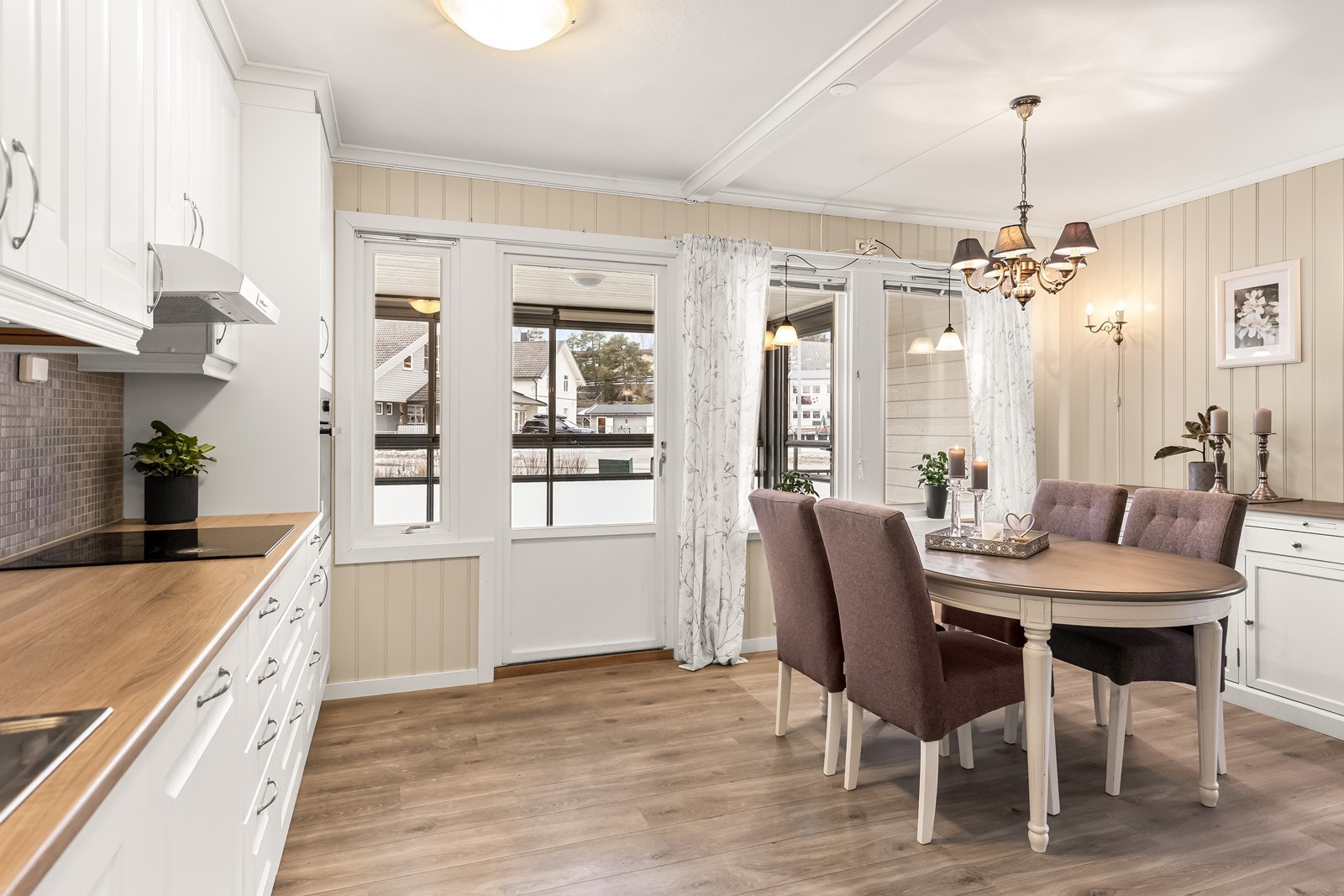 Benkeplaten i trelaminat gir en lun kontrast, og det er integrert stekeovn og platetopp. Galleribilde