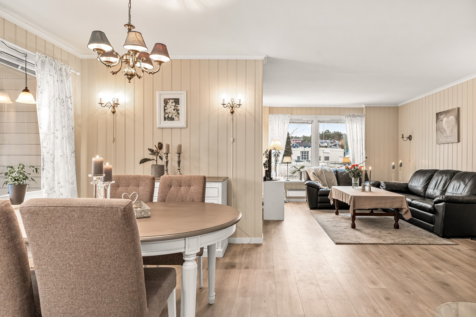 Her får du en lys og åpen stue- og kjøkkenløsning som utgjør leilighetens sosiale sone. Galleribilde