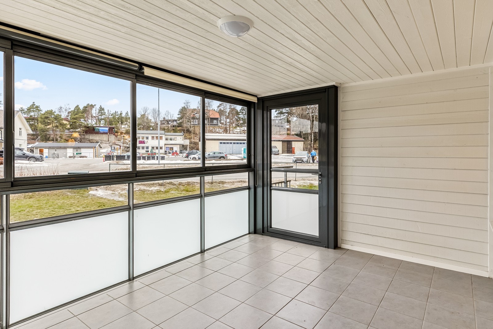 Skyvbare glassfelt gjør rommet fleksibelt og kan åpnes helt på varme dager. Galleribilde