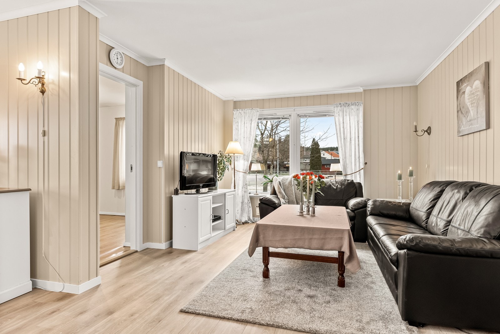 Stuen er lett å møblere og har plass til en romslig sofagruppe. Galleribilde