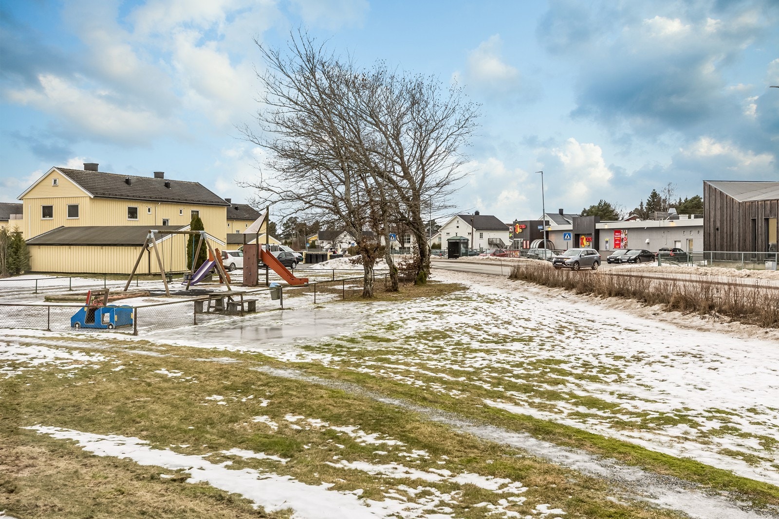 Nærområdet byr på lekeplass og åpne områder for beboerne. Galleribilde