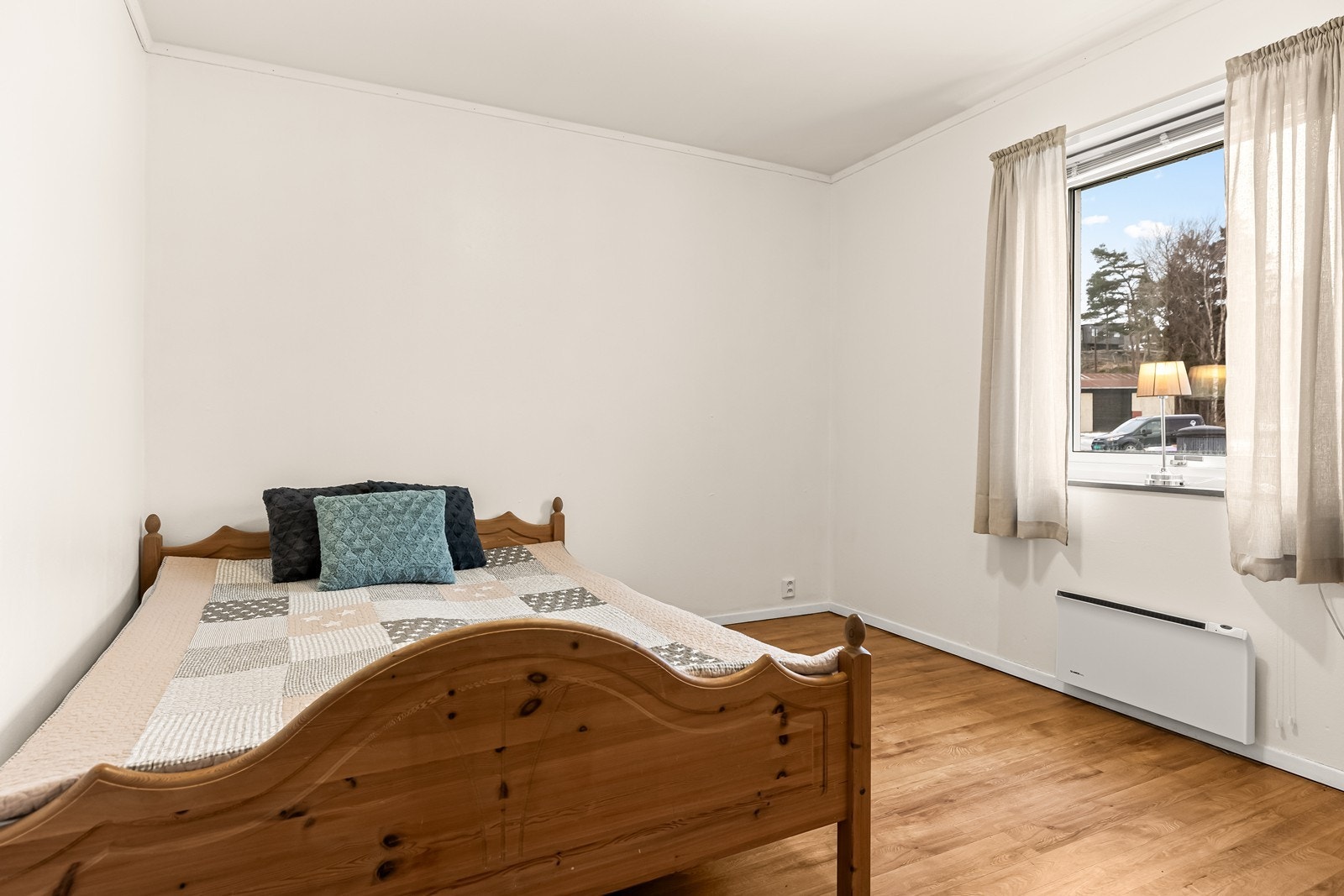 Leiligheten har to soverom. Hovedsoverommet har god plass til dobbeltseng. Galleribilde